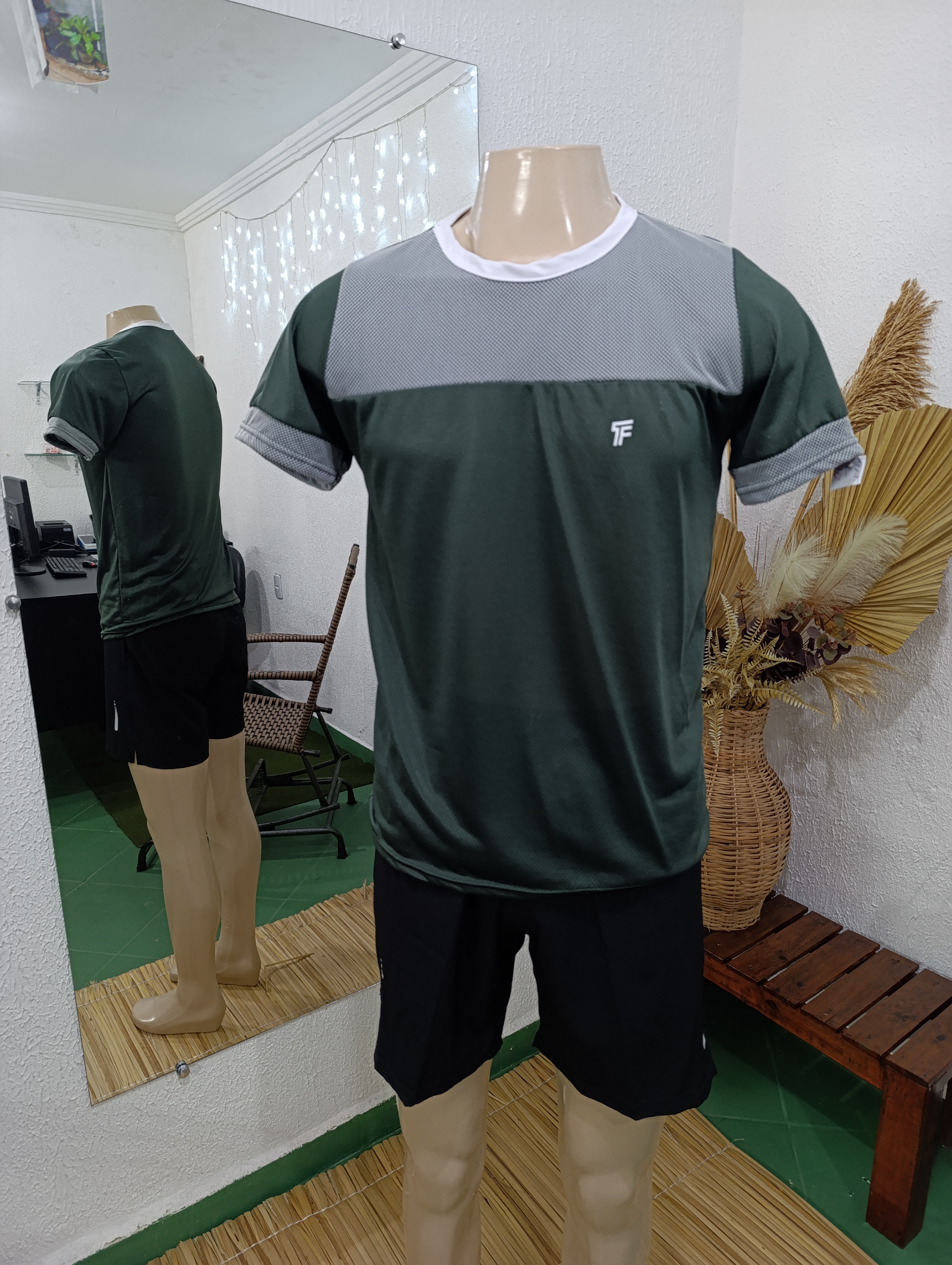 Camisa P Dryfit na cor VERDE MILITAR com tela branca