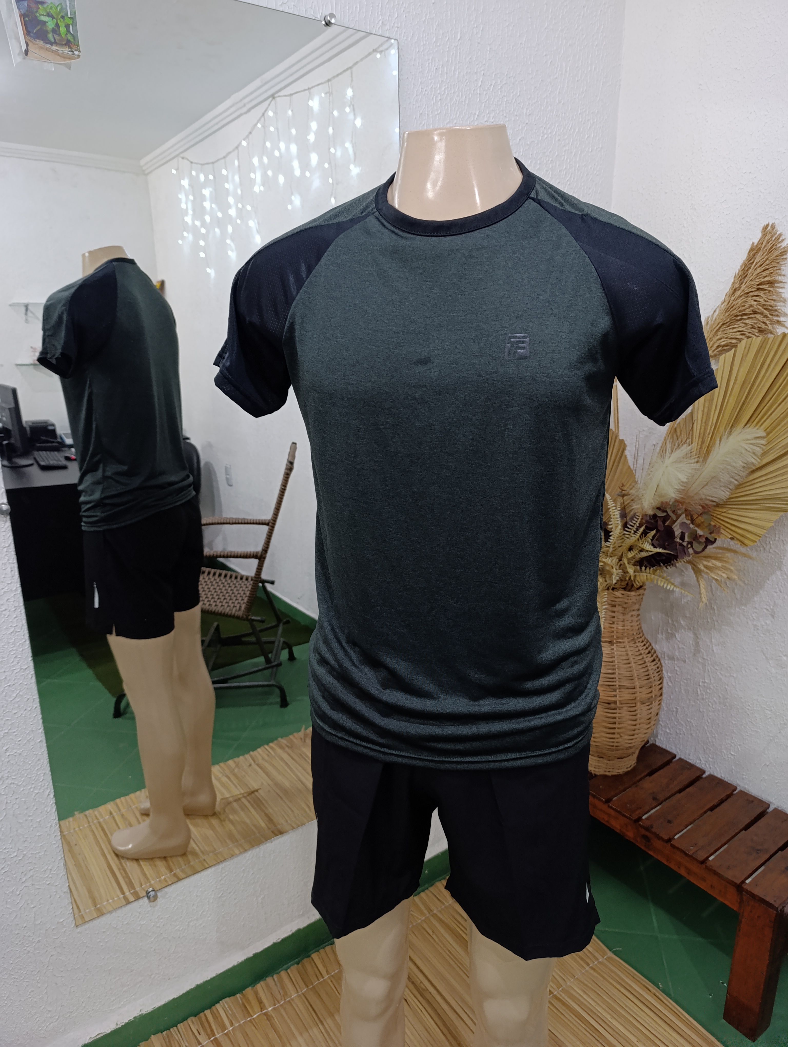 Camisa P Dryfit na cor CINZA ESVERDEADO com detalhes preto na gola e nas mangas