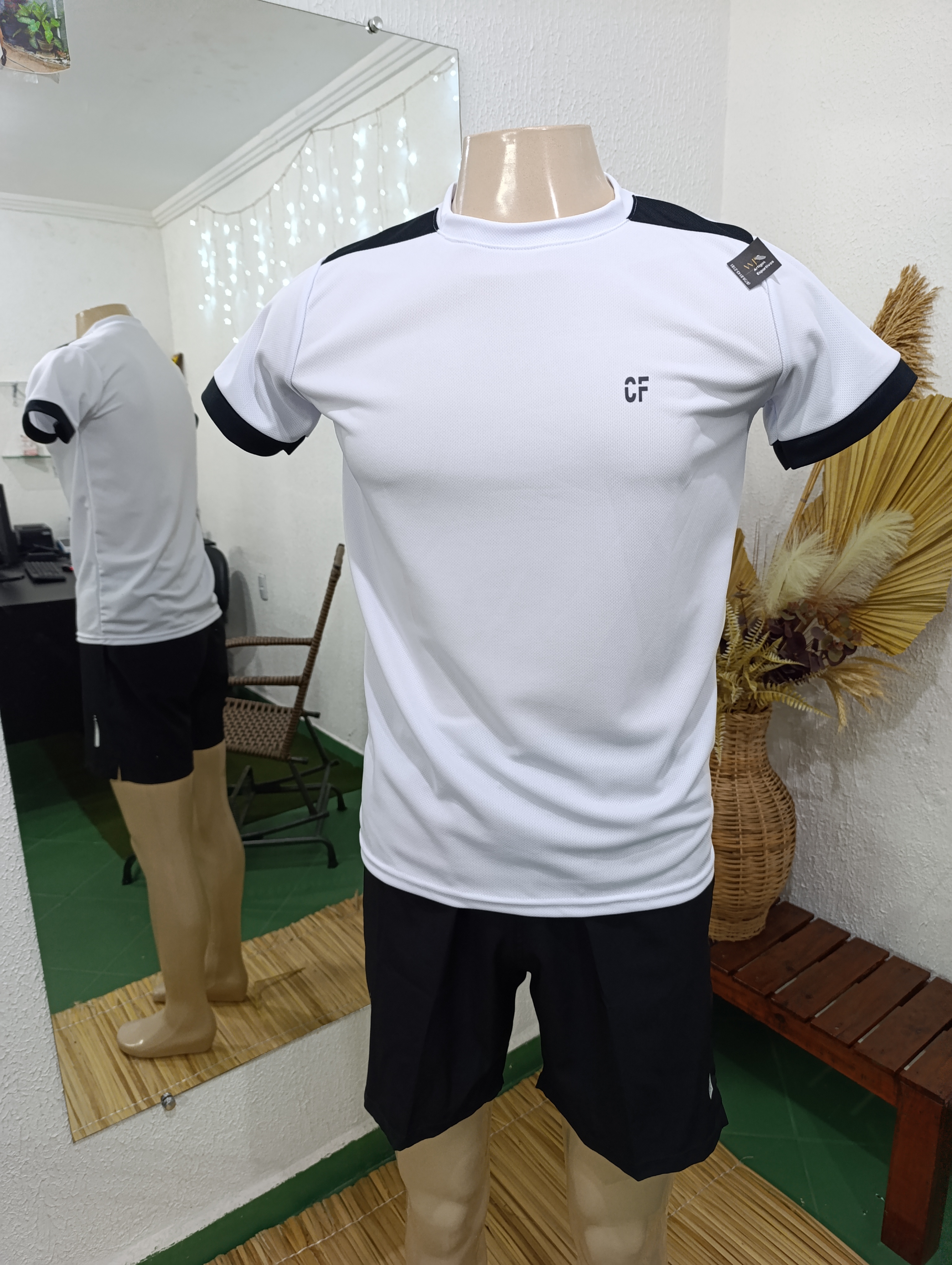 Camisa P Dryfit na cor BRANCA com detalhes preto no Ombro e barra da manga