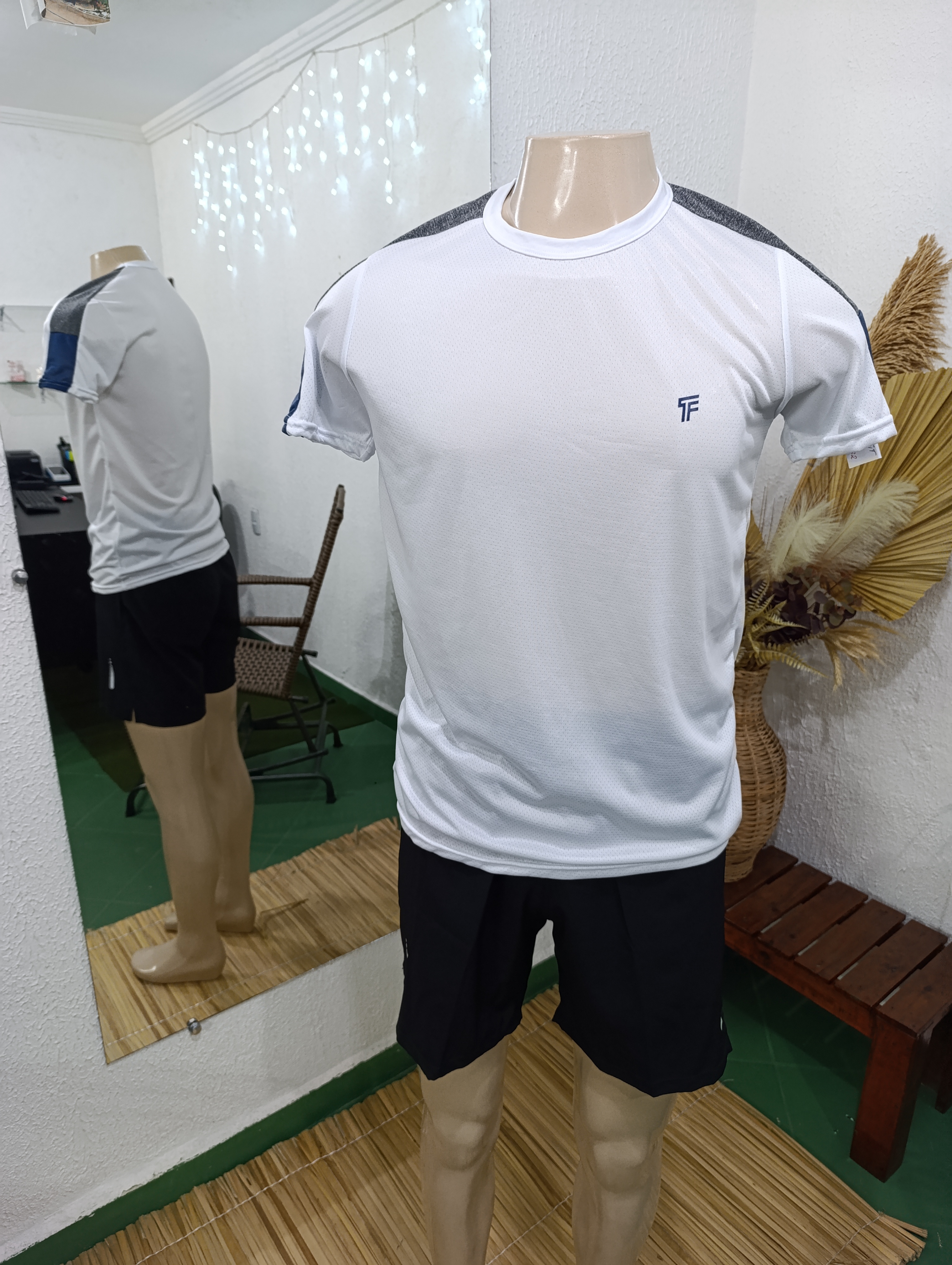 Camisa P Dryfit Furadinho na cor BRANCA com detalhes cinza no ombro e marinho na manga