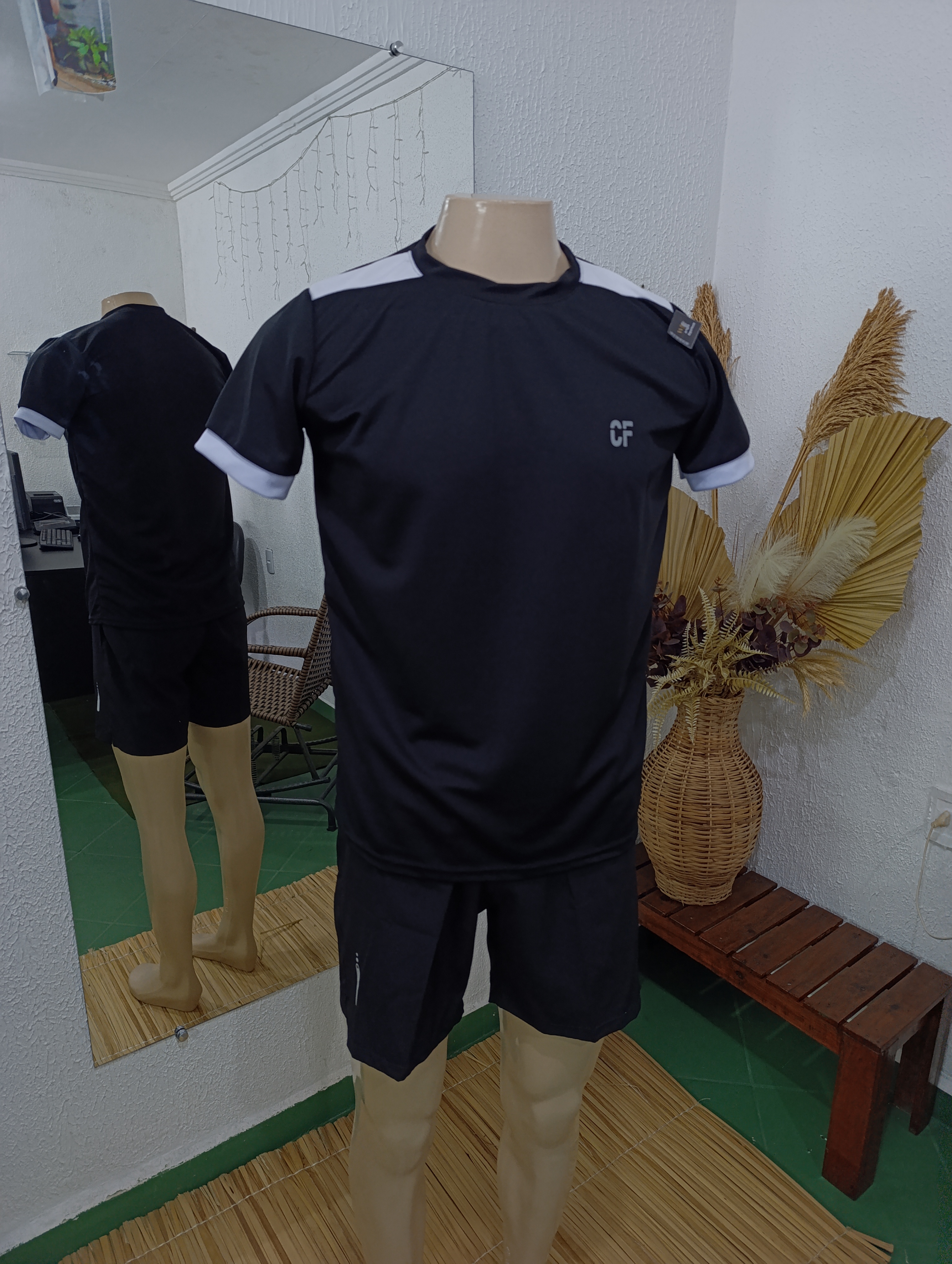 Camisa M Dryfit PRETA com detalhes branco no ombro e Barra da manga