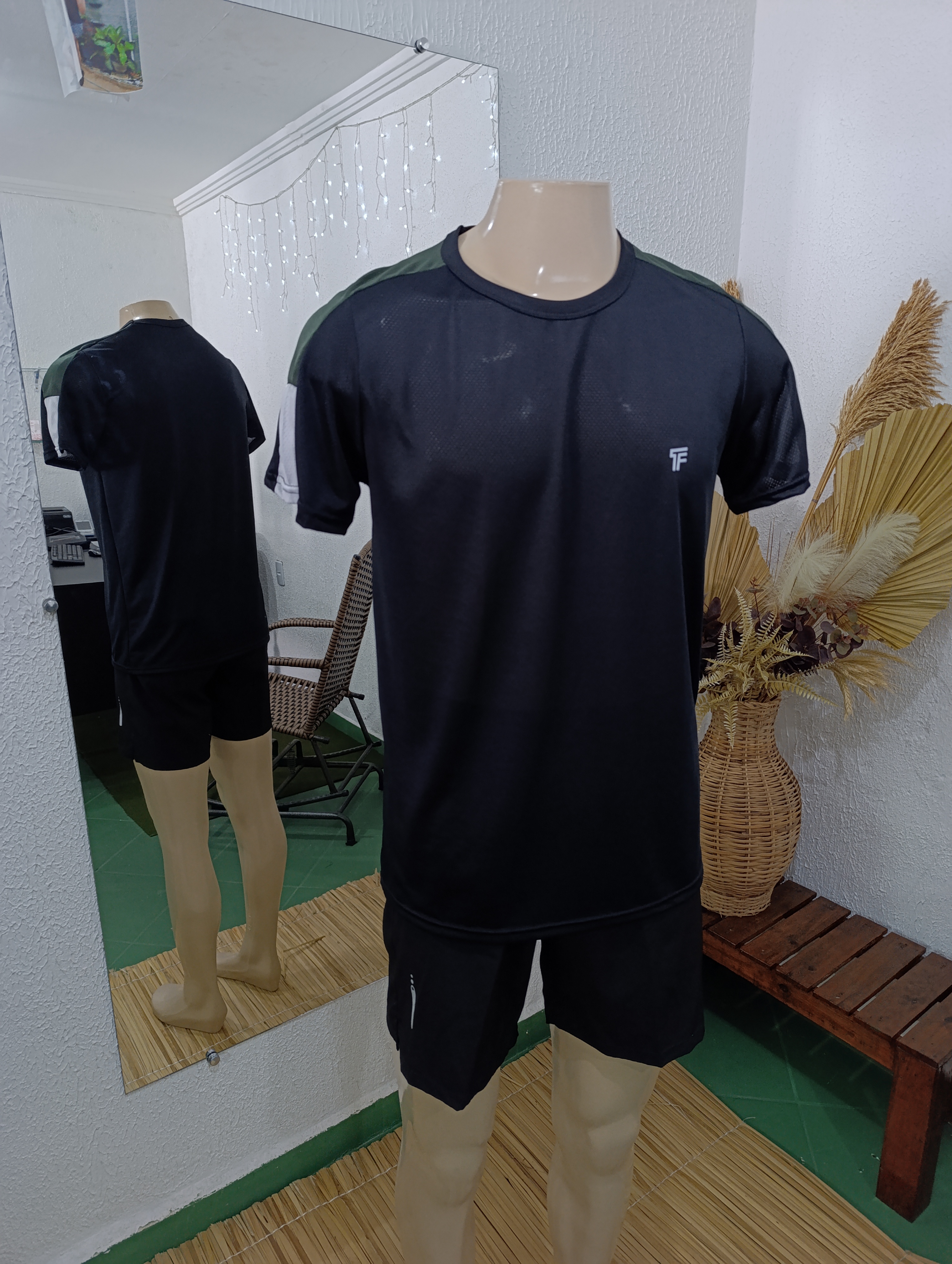 Camisa M Dryfit PRETA com detalhes verde e branco nos ombros
