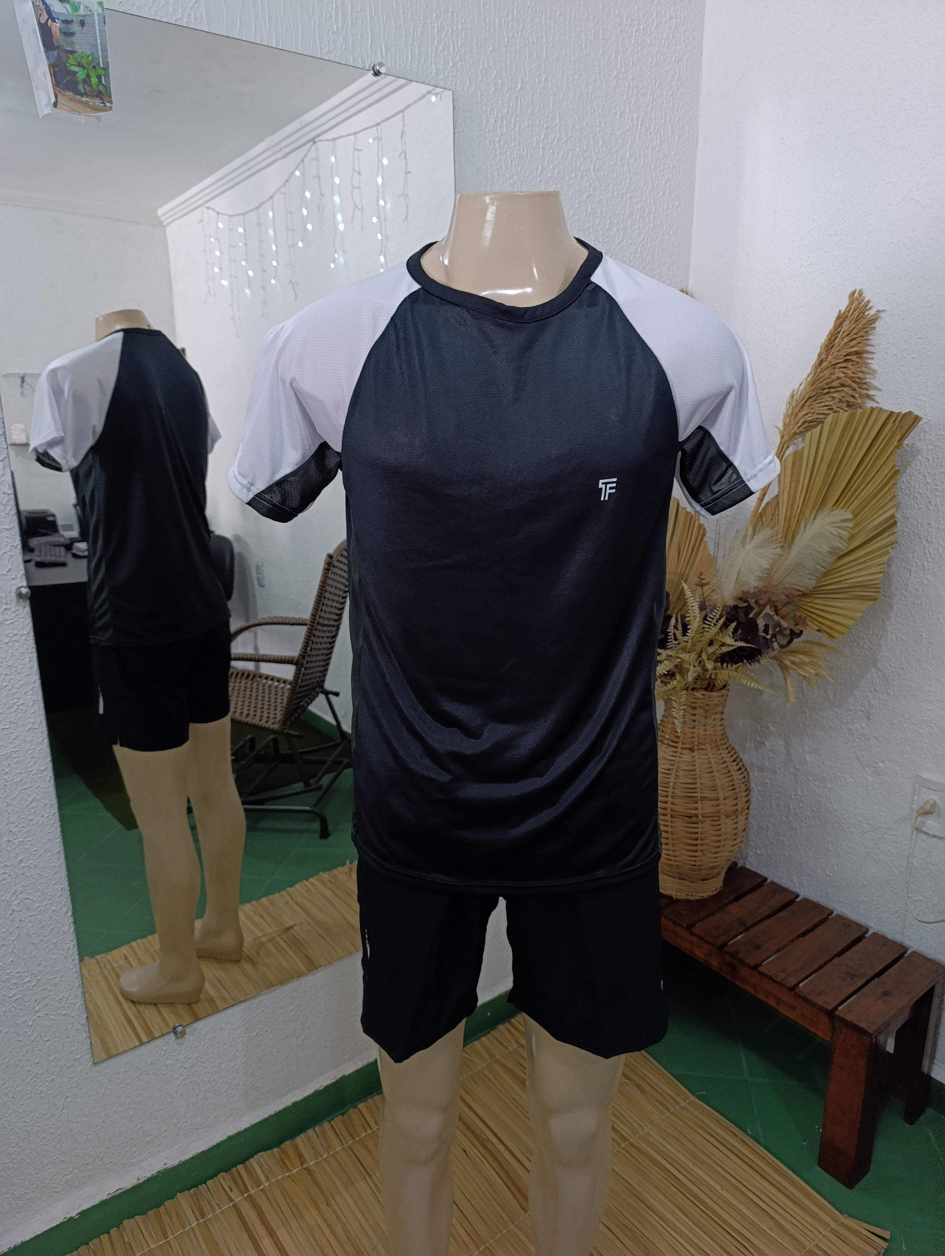Camisa M Dryfit PRETA com manga branca e verde militar na lateral
