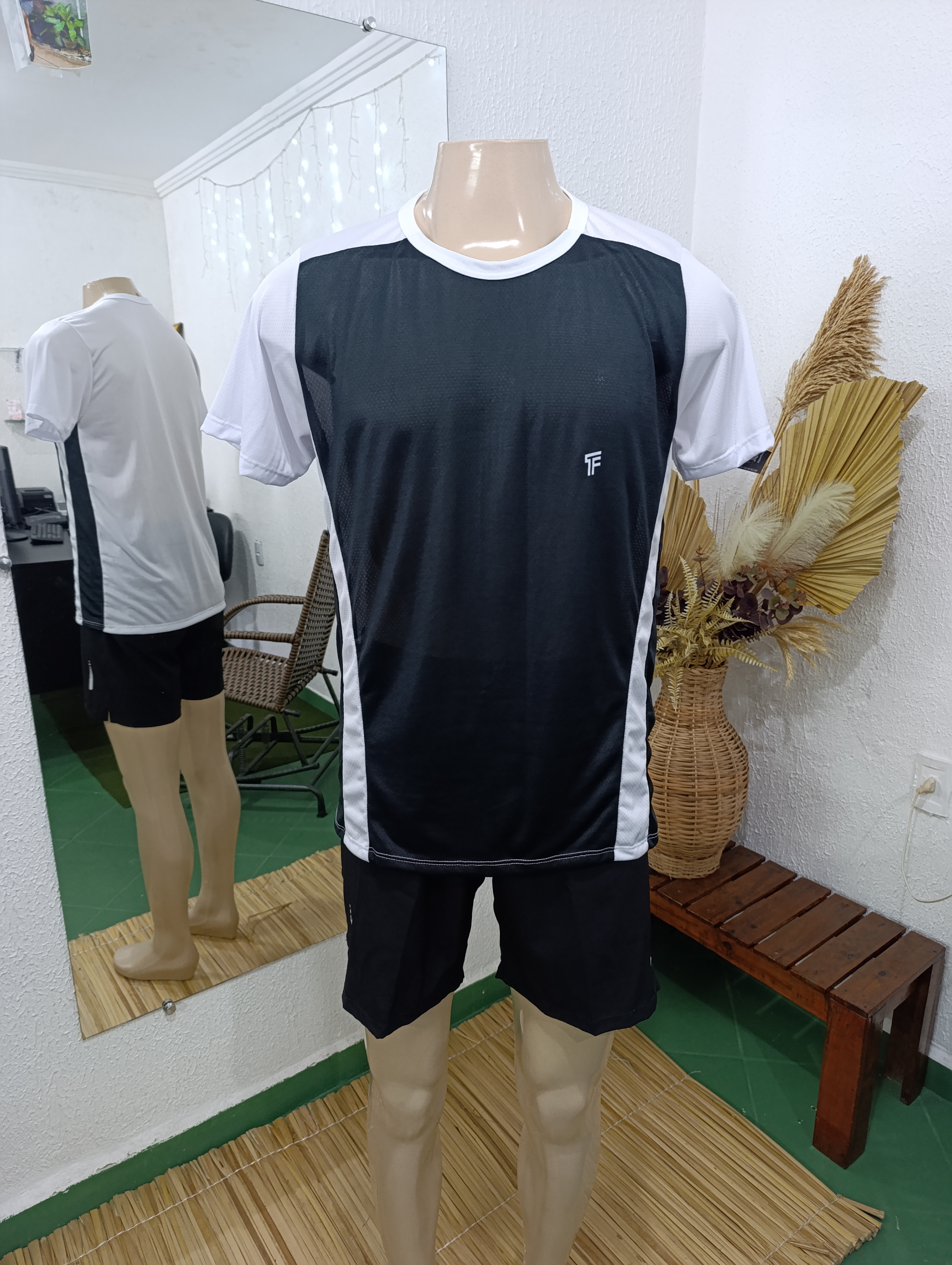 Camisa M Dryfit PRETA na frente e o demais toda branca