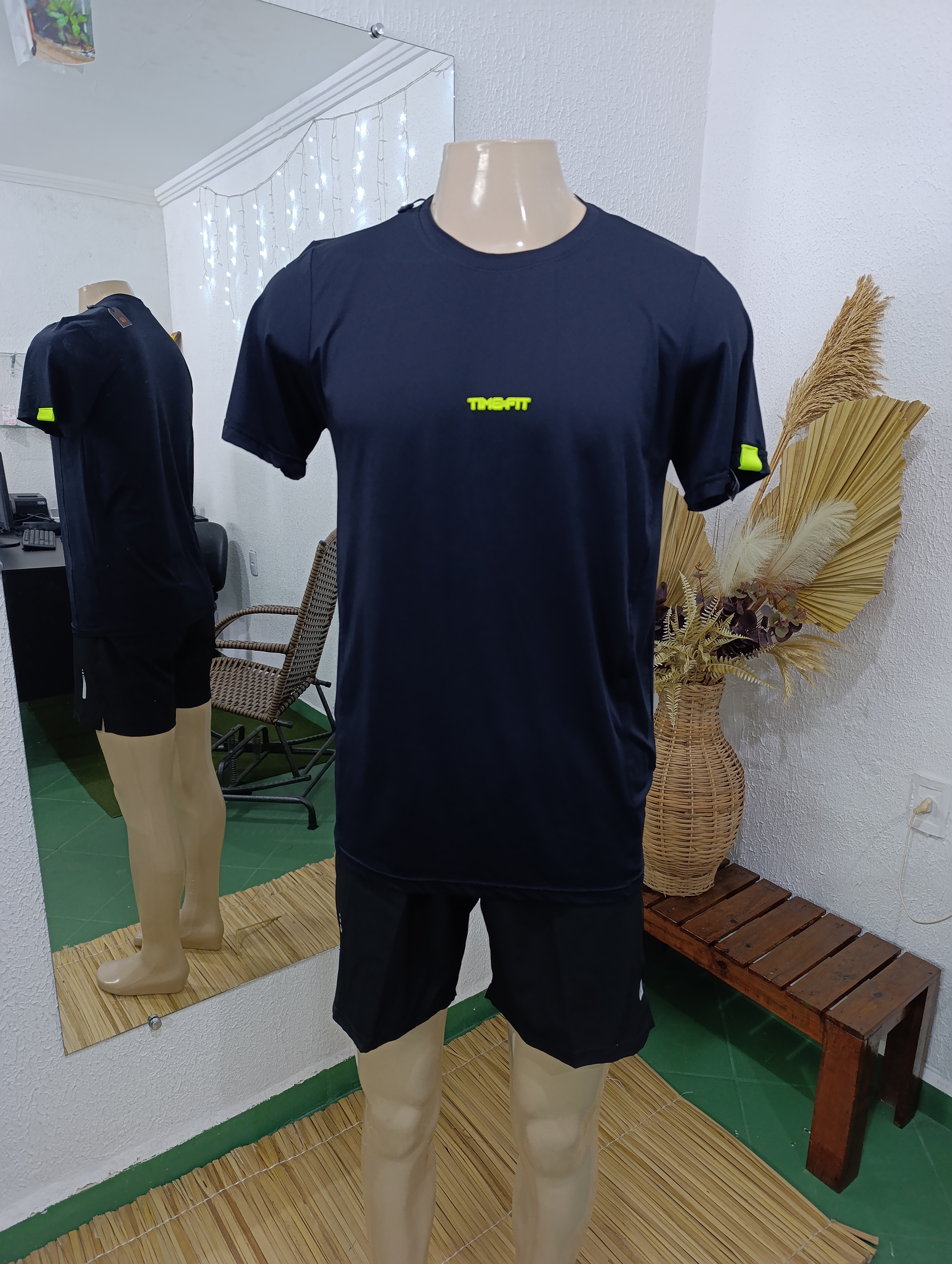 Camisa M POLIAMIDA toda PRETA com detalhes verde Neon