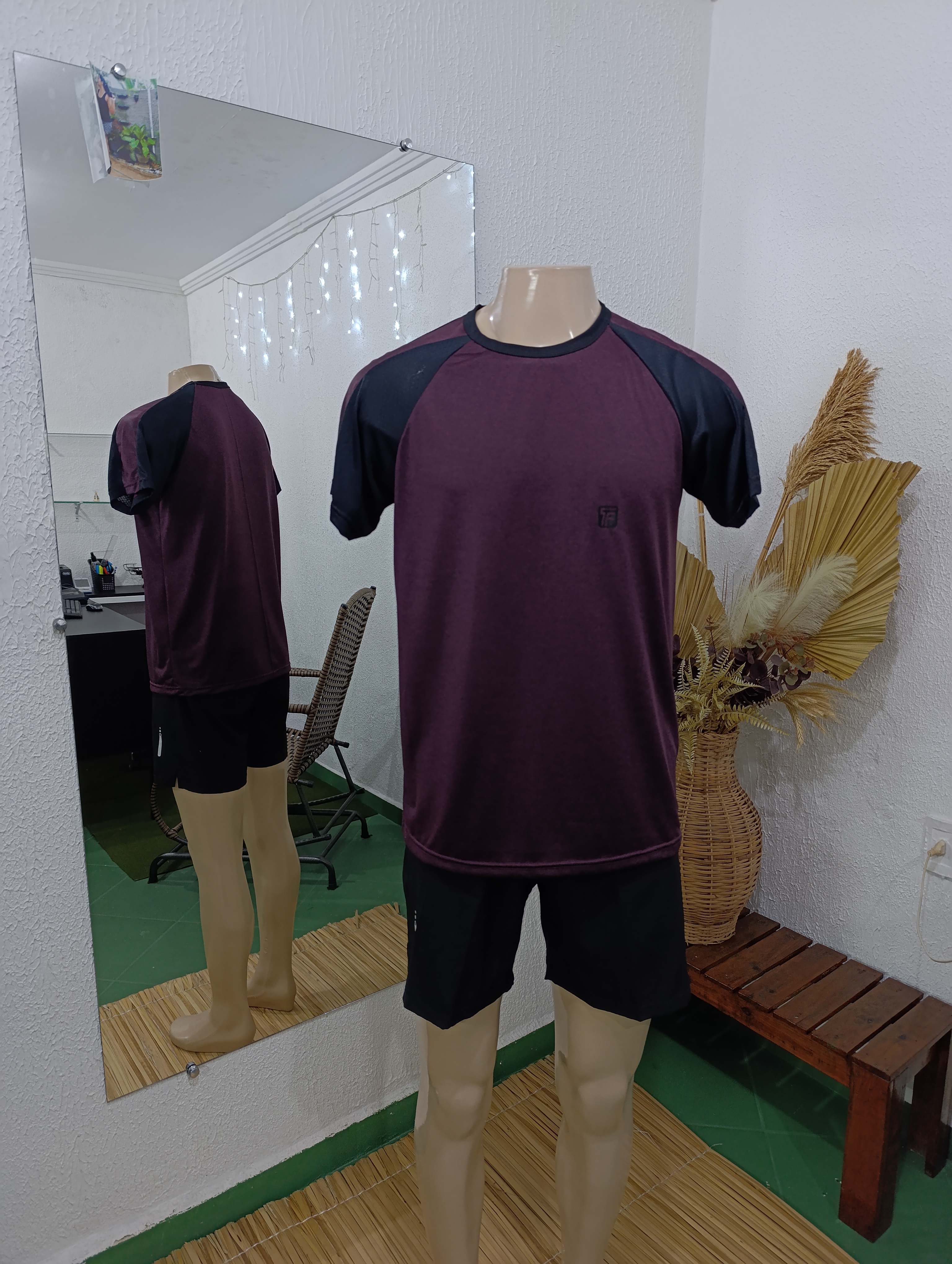 Camisa M Dryfit VINHO com a gola e detalhes preto na manga