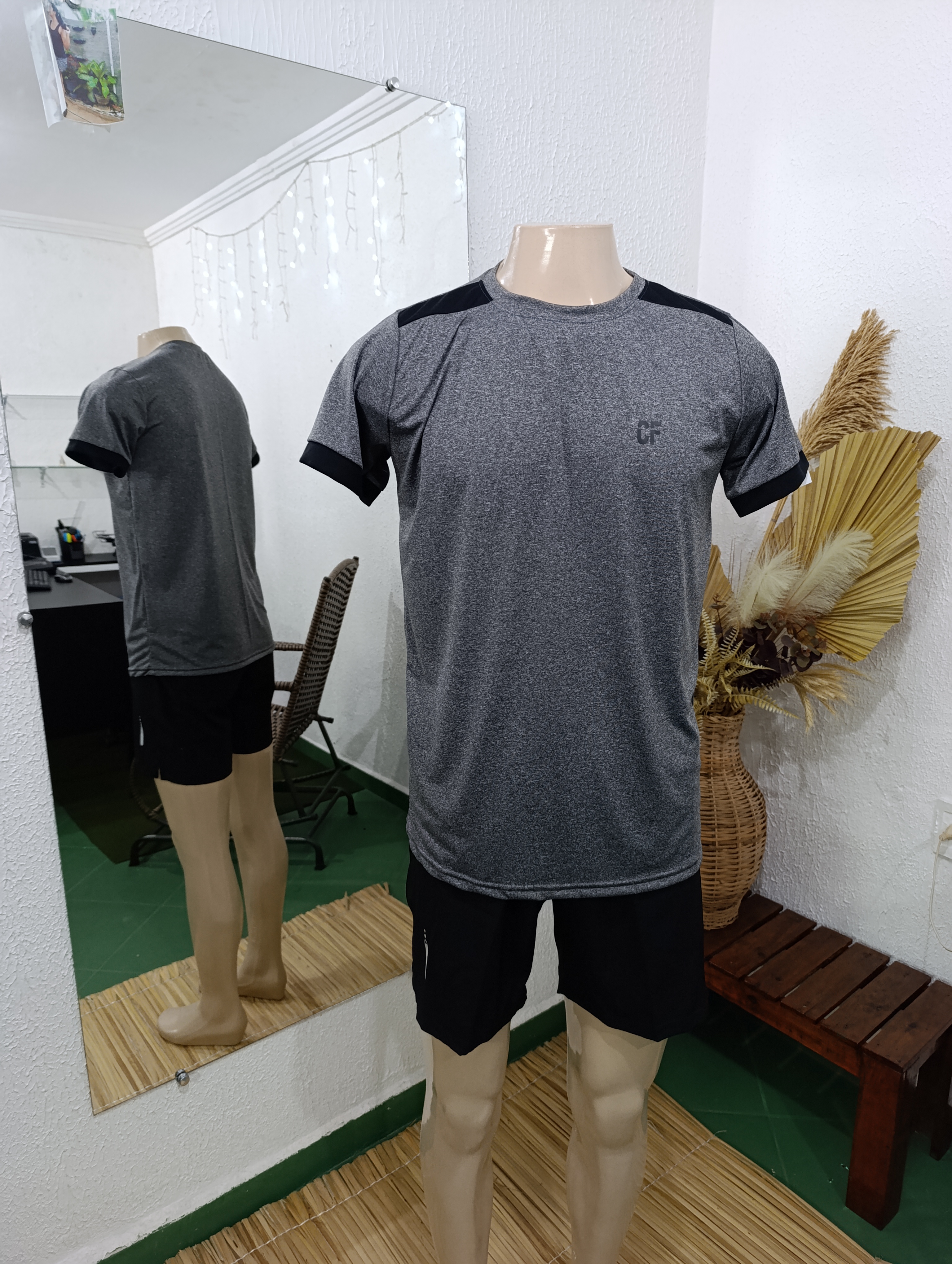 Camisa M Dryfit cor Cinza com detalhes preto no ombro e barra da manga