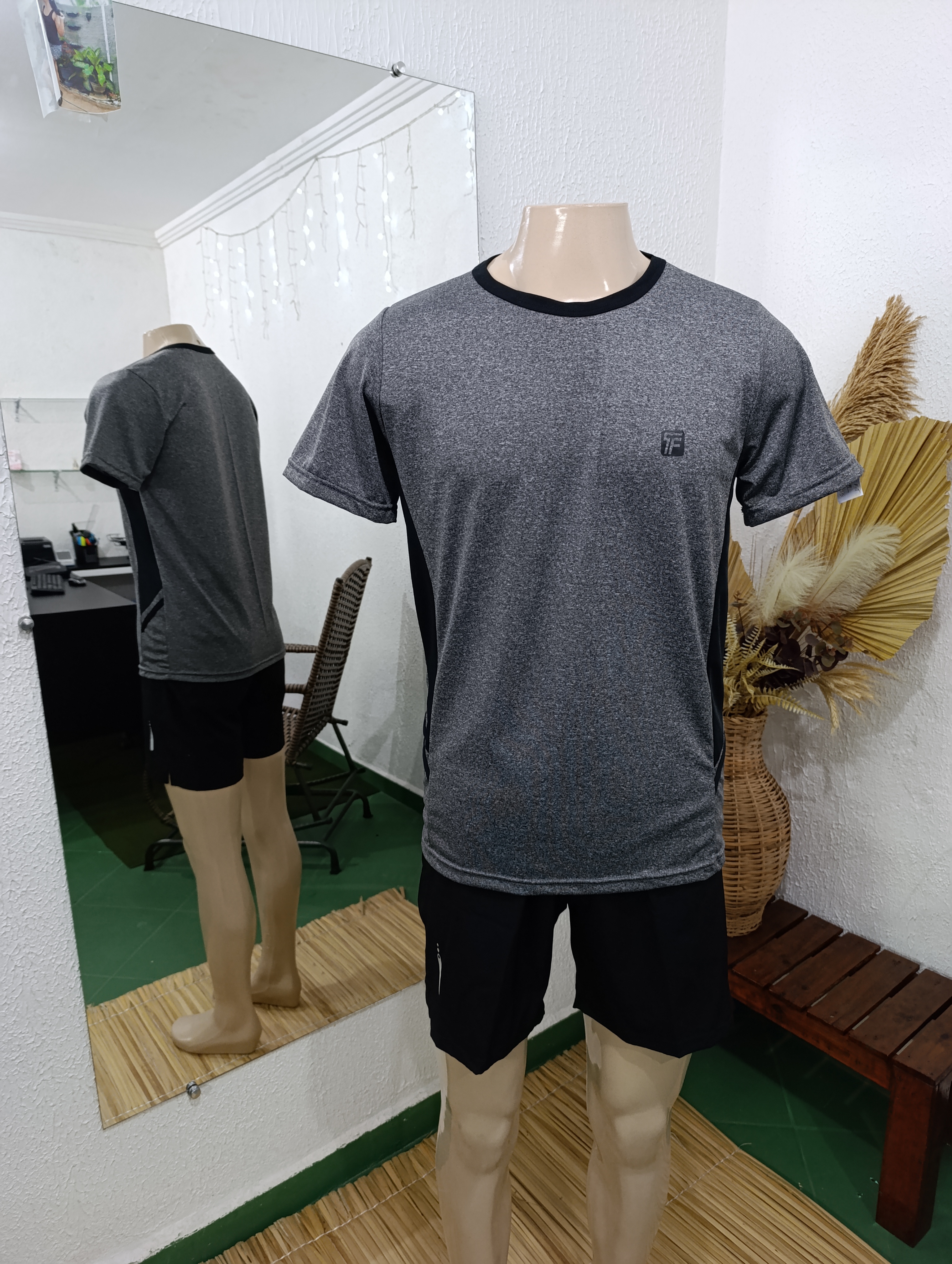 Camisa M Dryfit cor cinza com gola PRETA e detalhes preto na lateral