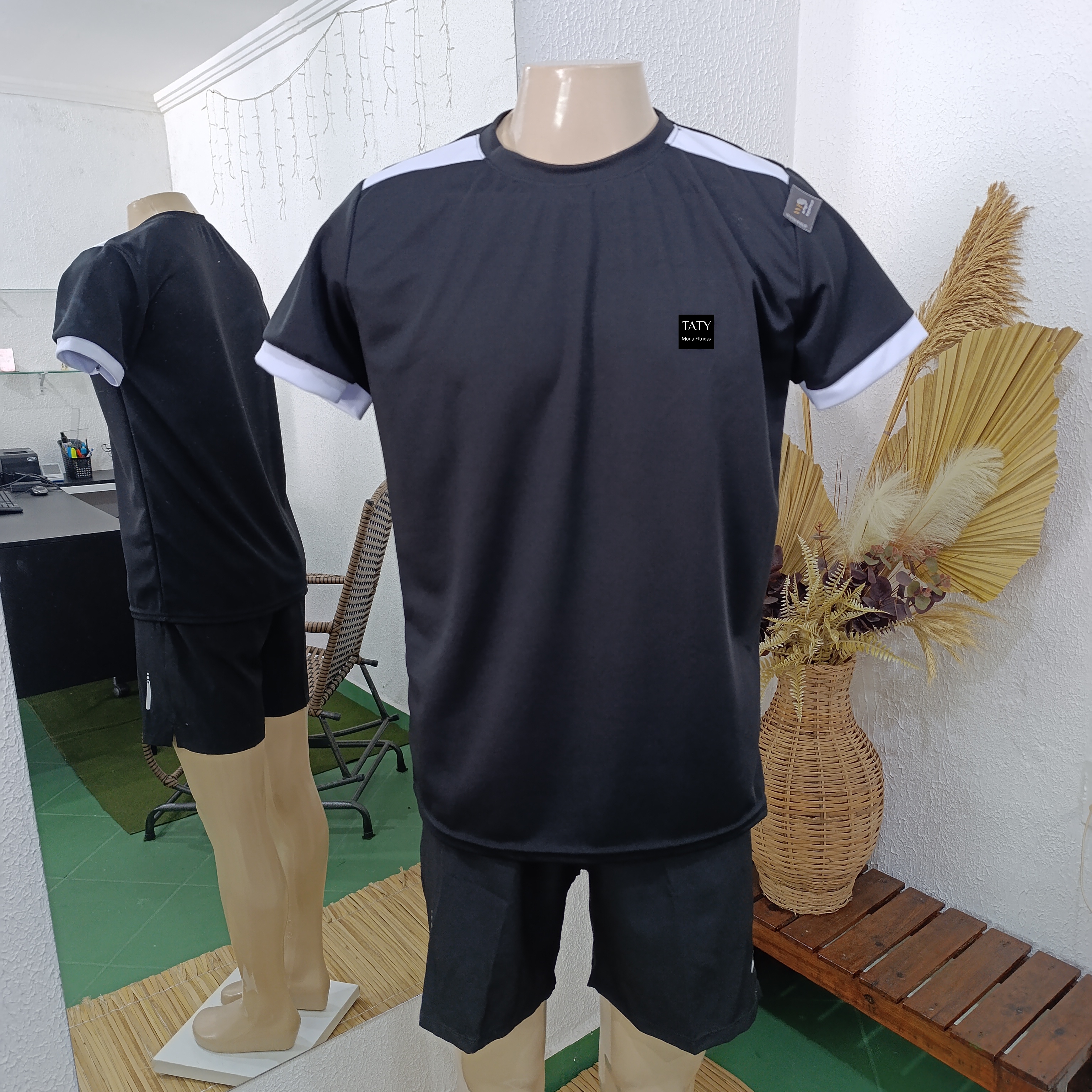 Camisa G Dryfit PRETA com detalhes branco no ombro e barra da manga