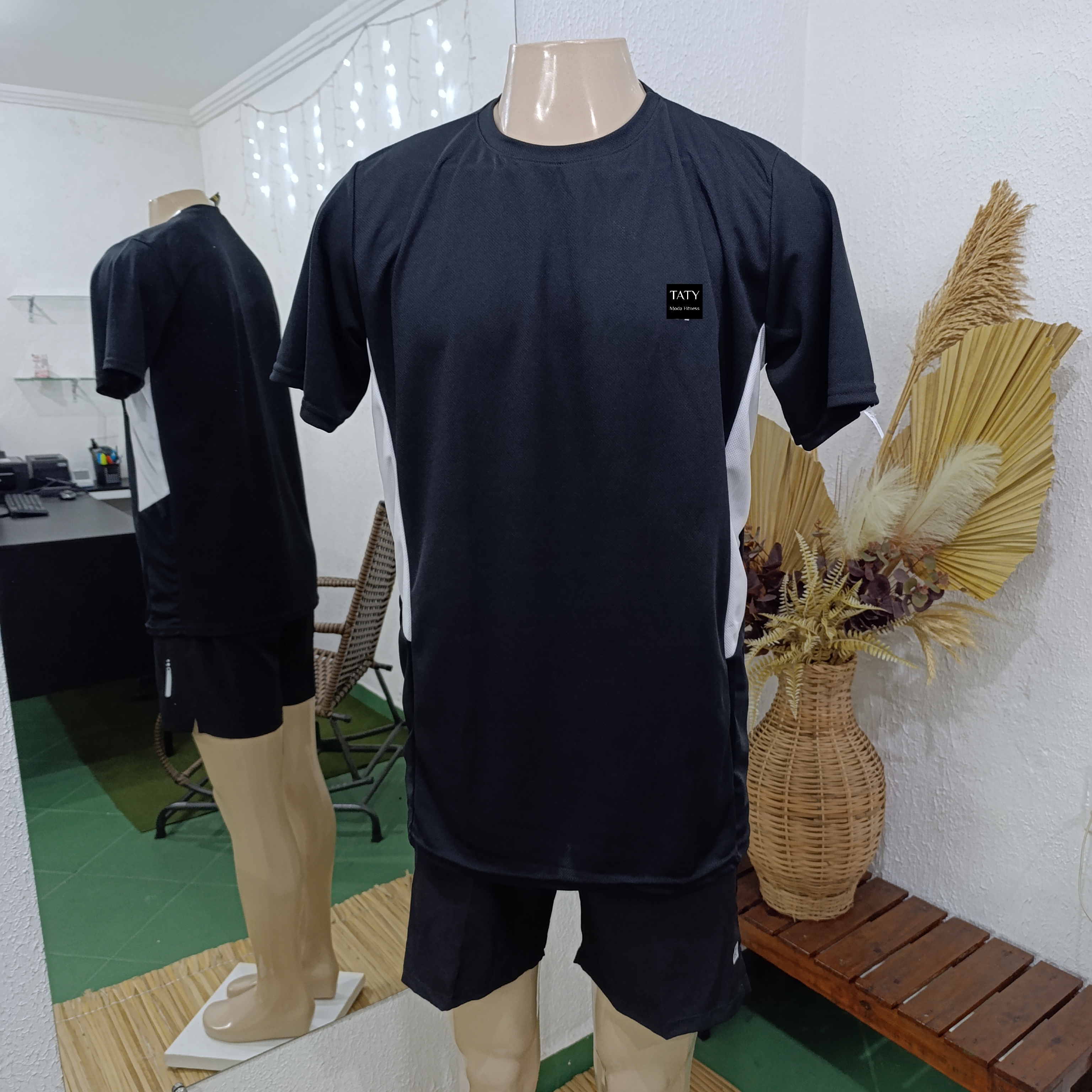 Camisa GG Dryfit PRETA com detalhes BRANCO na lateral