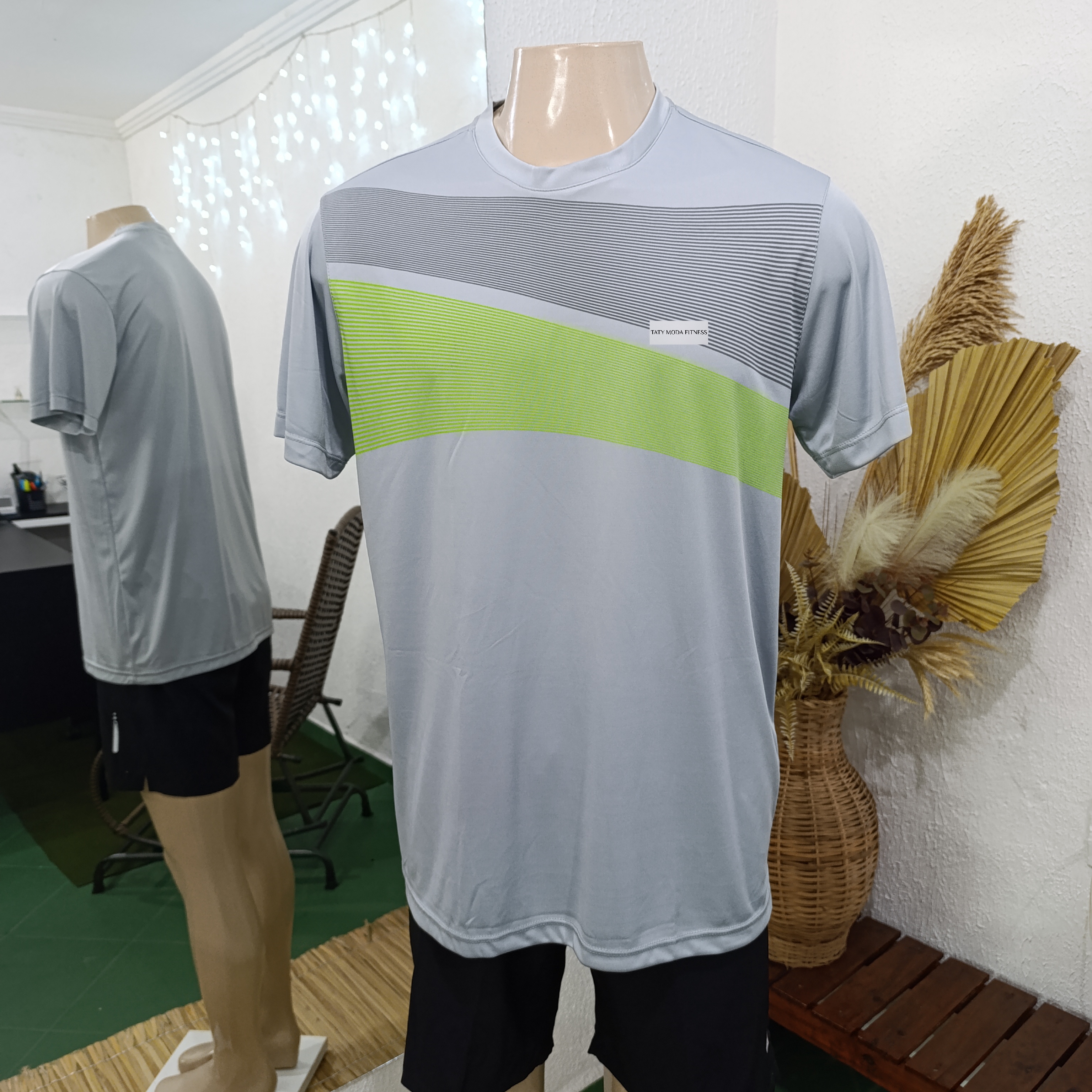 Camisa GG cinza claro com detalhes no peito