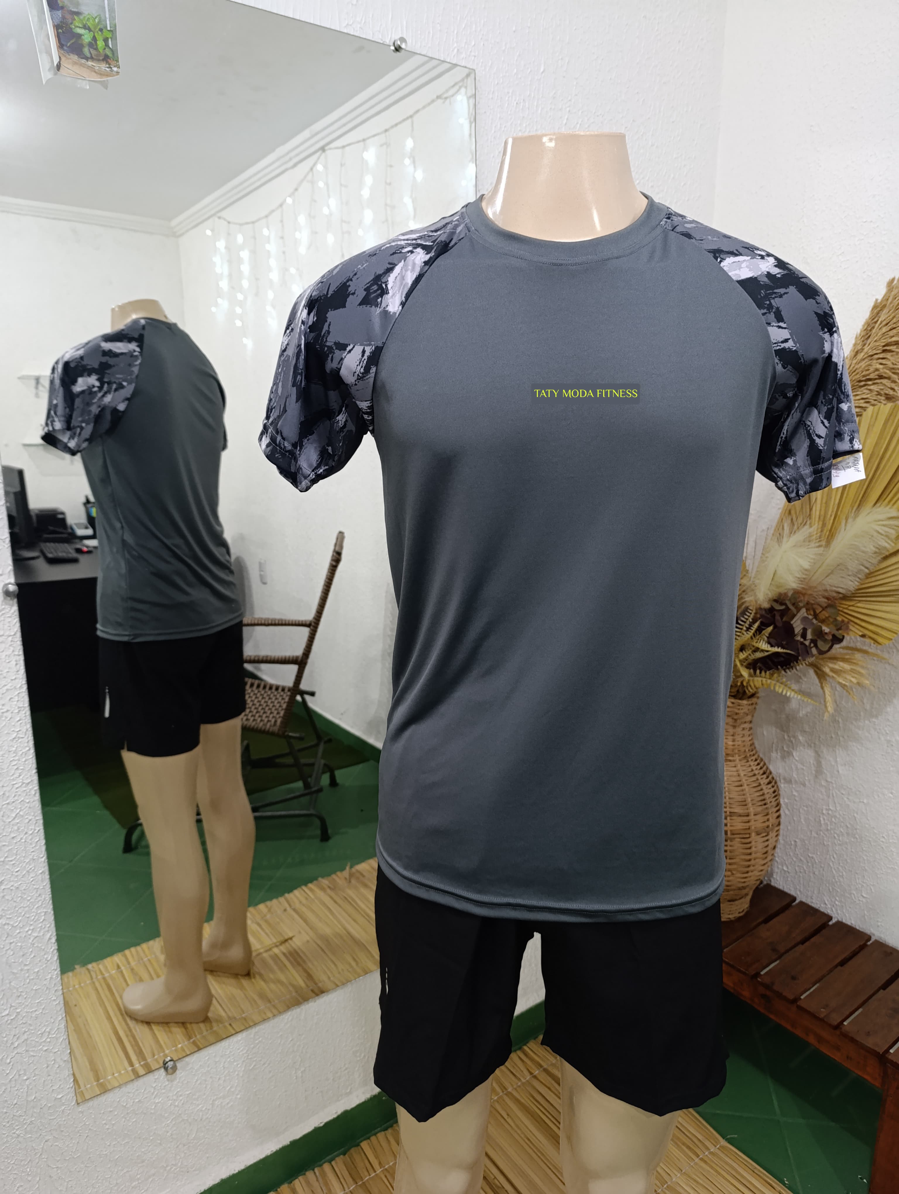 Camisa P CINZA detalhes camuflado nas mangas