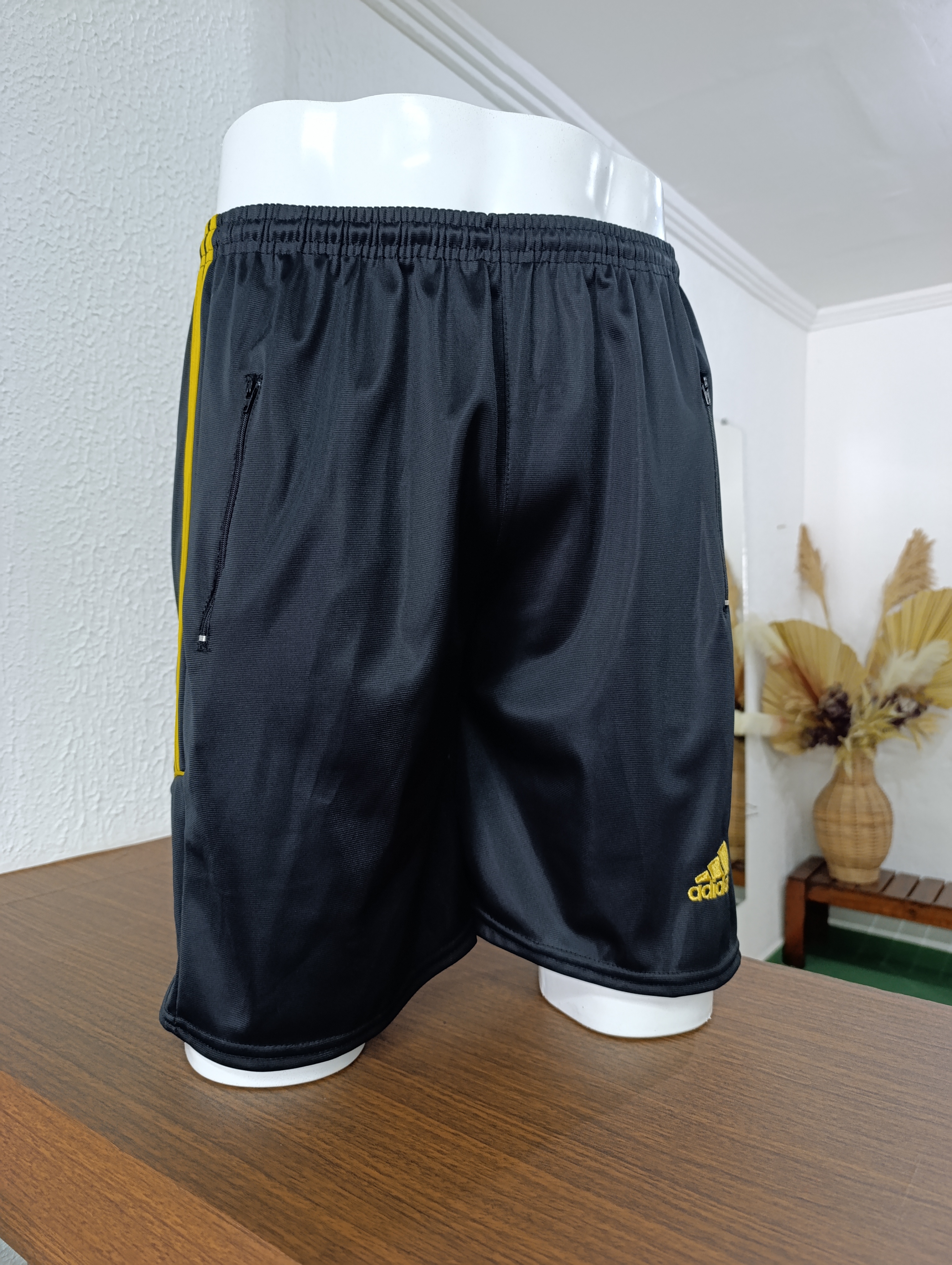 Short Masculino M canelada preto com lista amarela