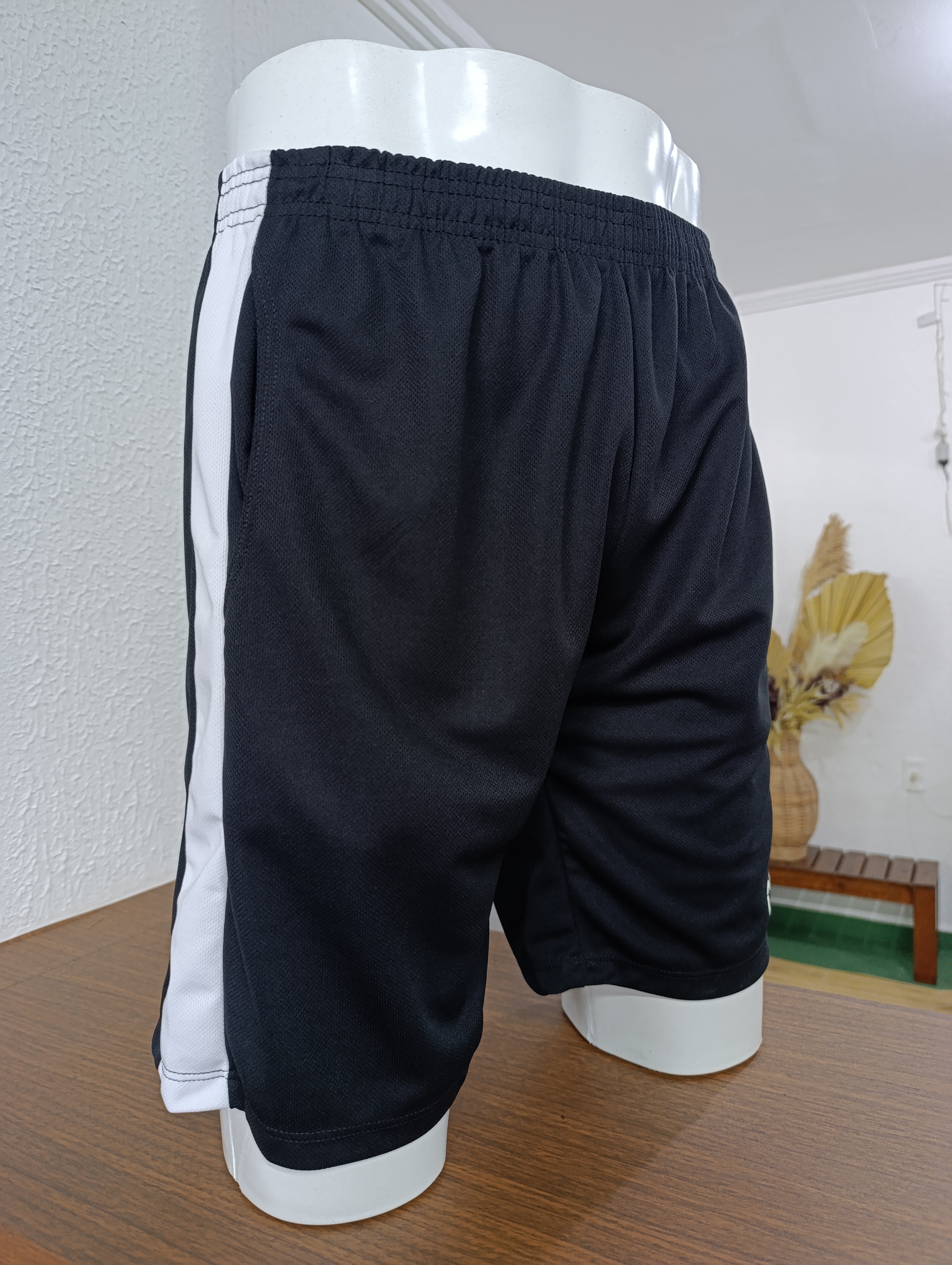 Short masculino M Dryfit cor PRETA com branco na lateral
