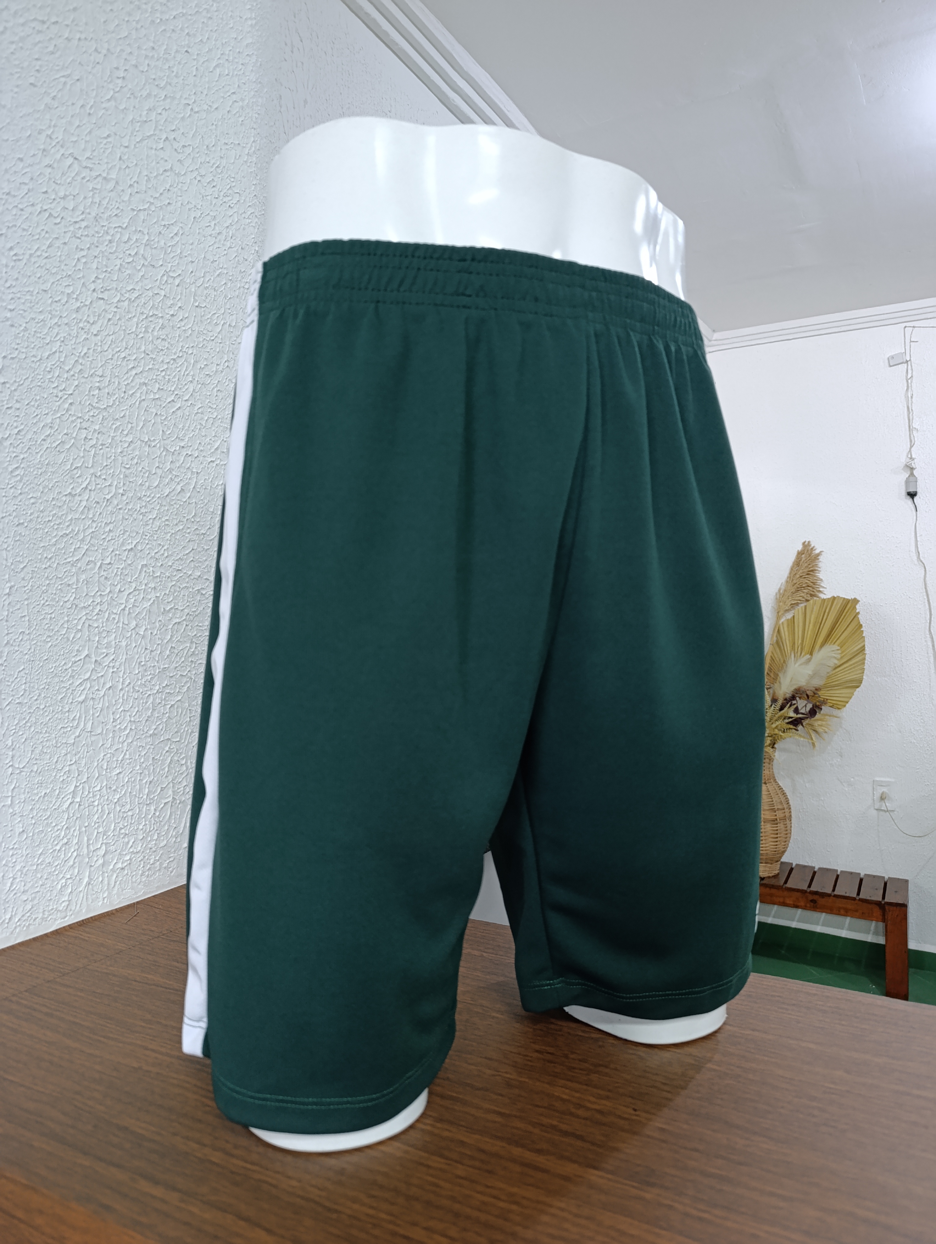Short Masculino M Dryfit verde com listas branca na lateral