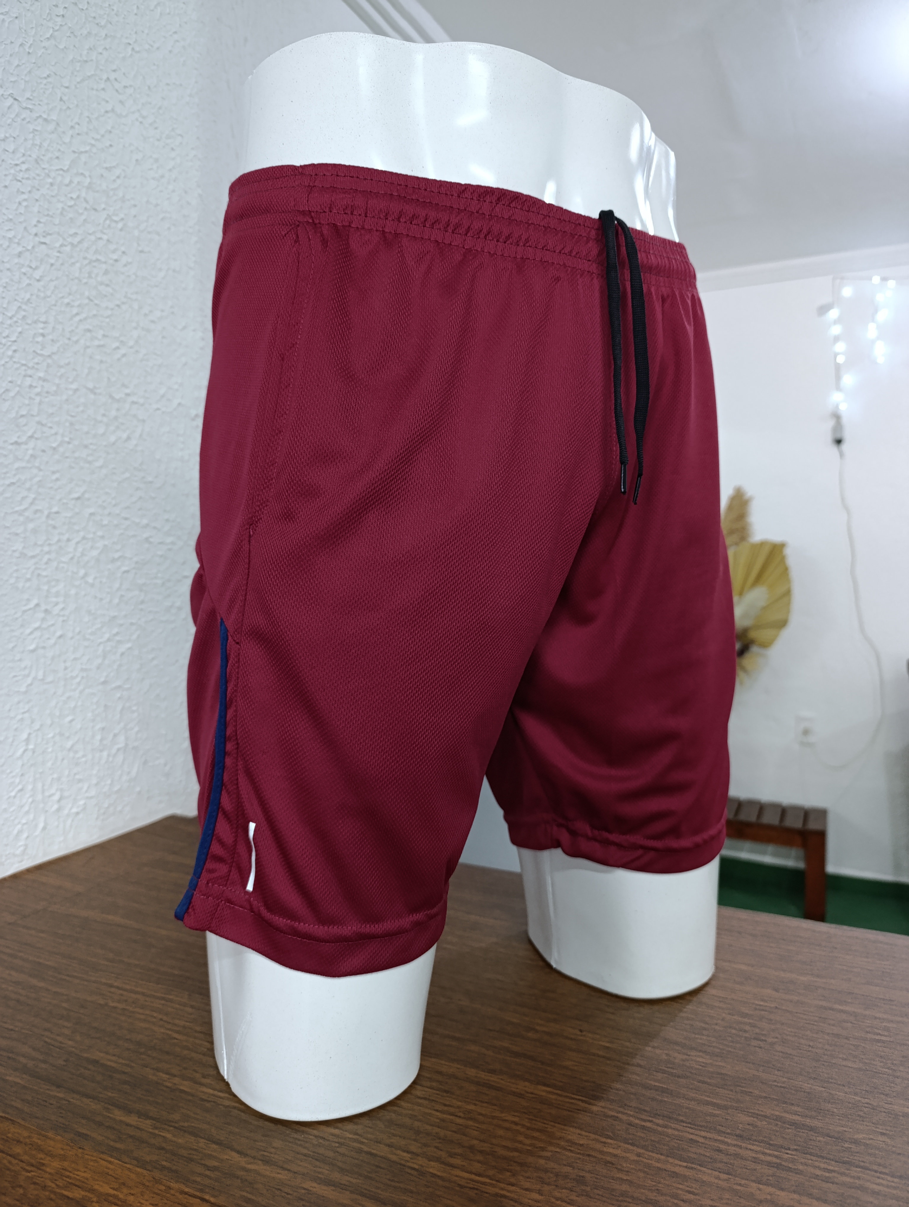 Short Masculino M Dryfit cor vinho com detalhe marinho na lateral