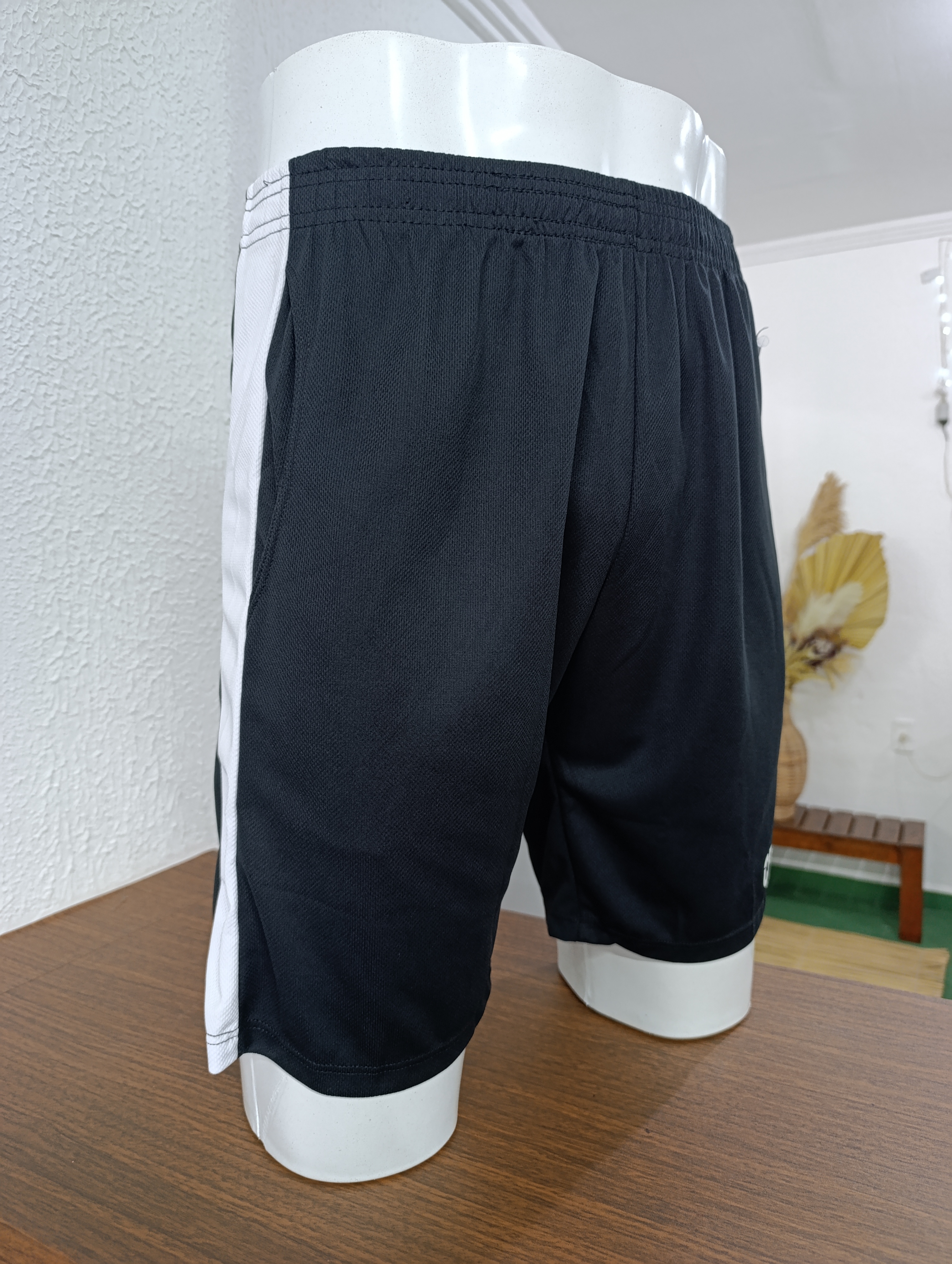 Short Masculino P Dryfit preto com detalhes branco na lateral