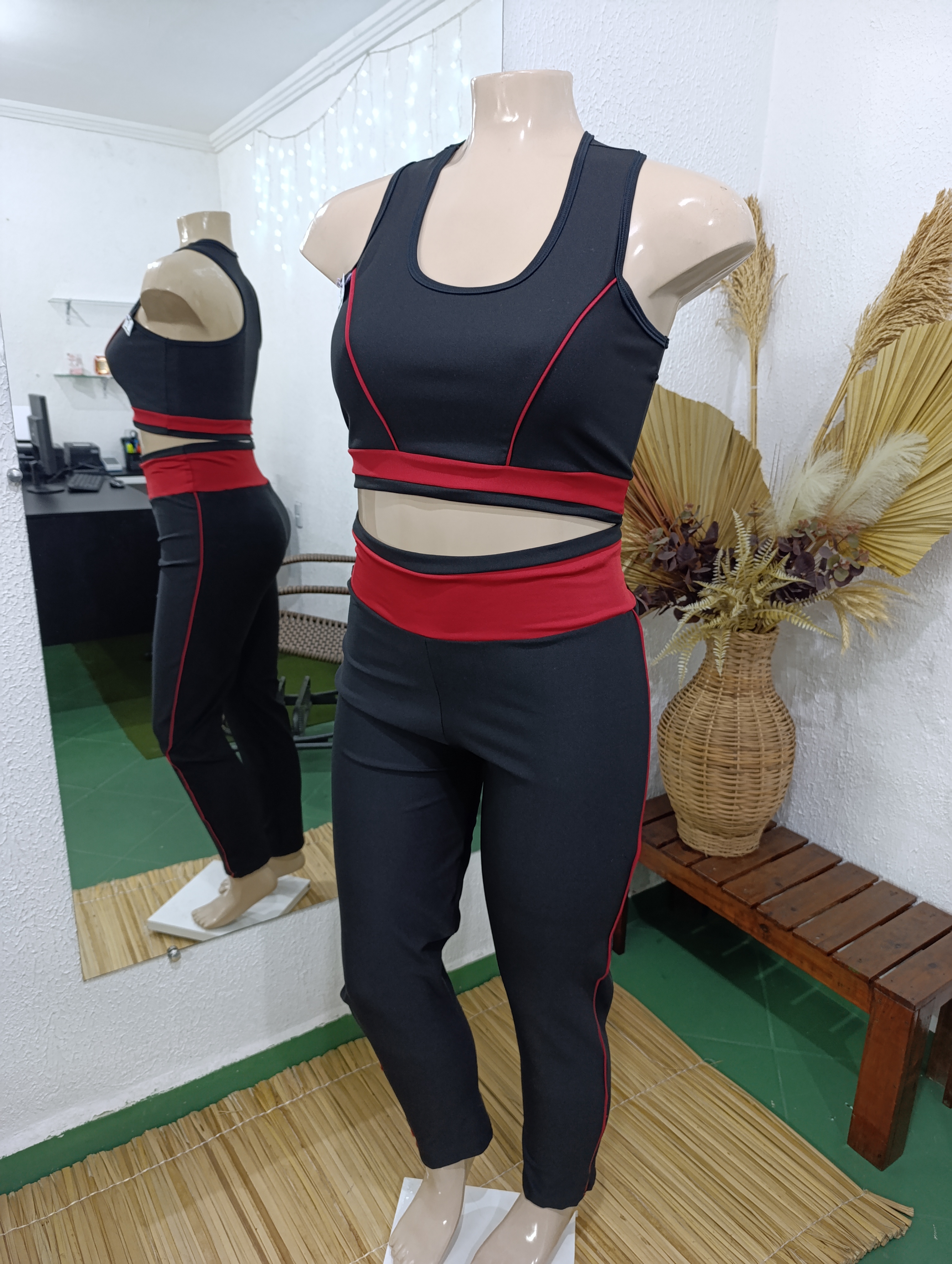 Conjunto de Calça G3 PRETO com viés vermelho no top e calça