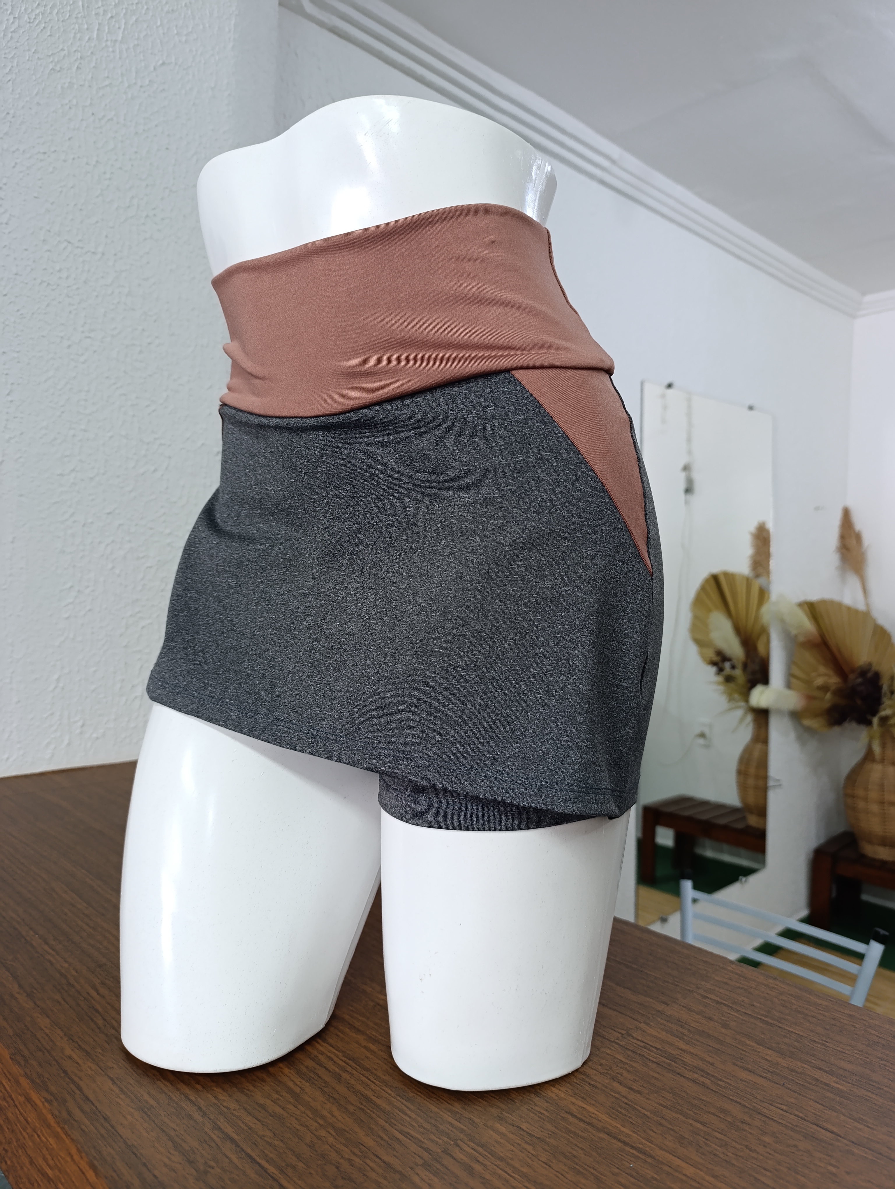 Short M short saia cinza com marrom