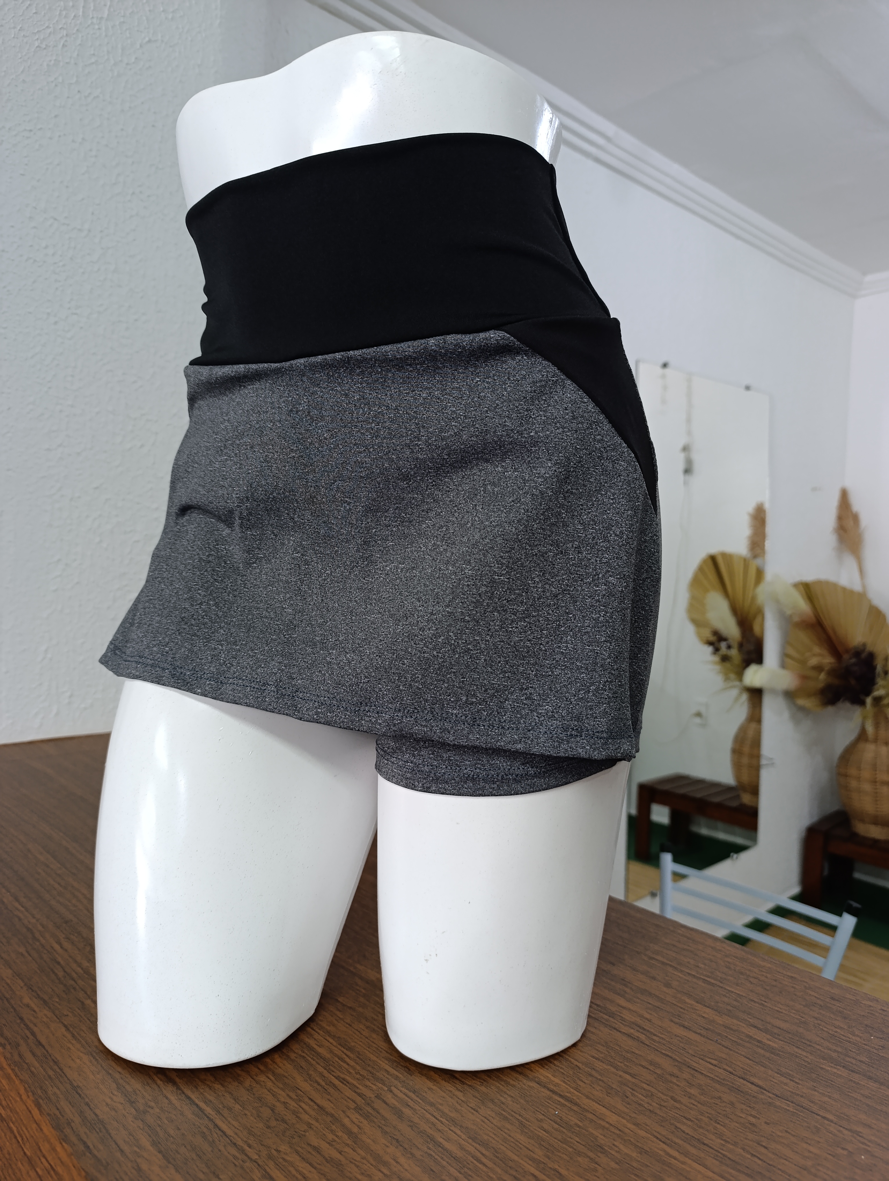 Short M Short saia cinza com preto