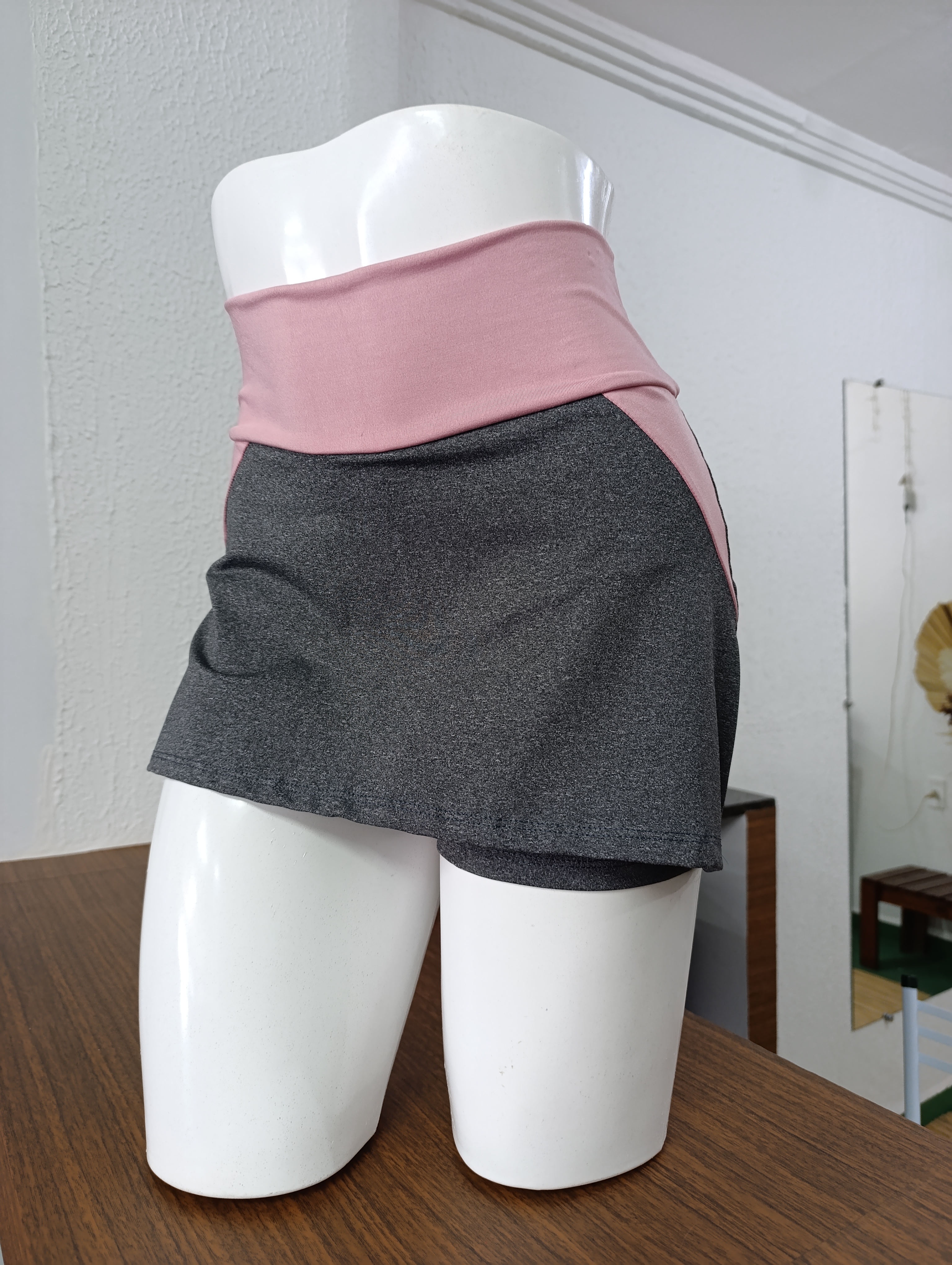 Short M Short saia cinza com ROSÊ