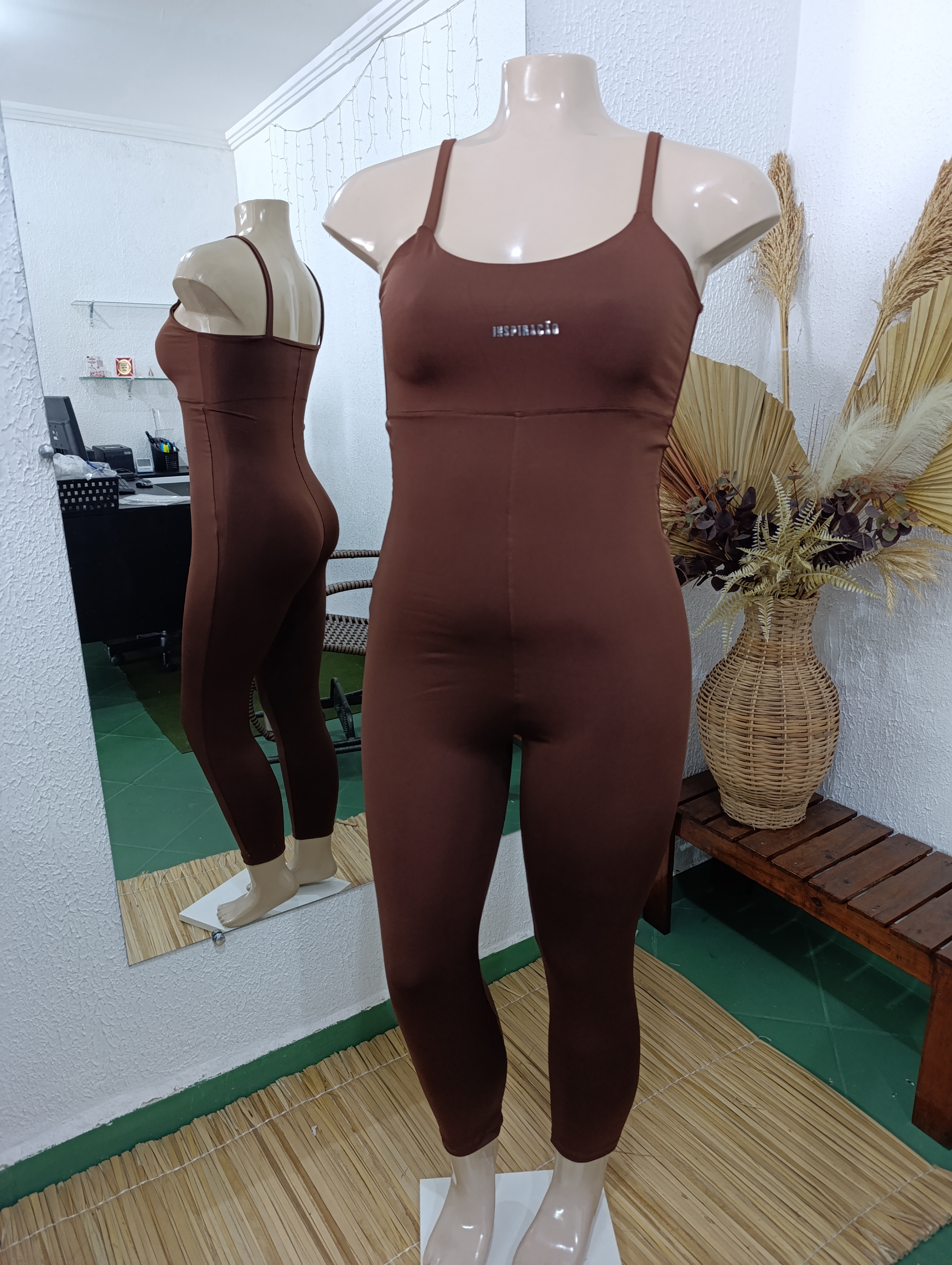 Macacão GG veste 46. Cor MARROM