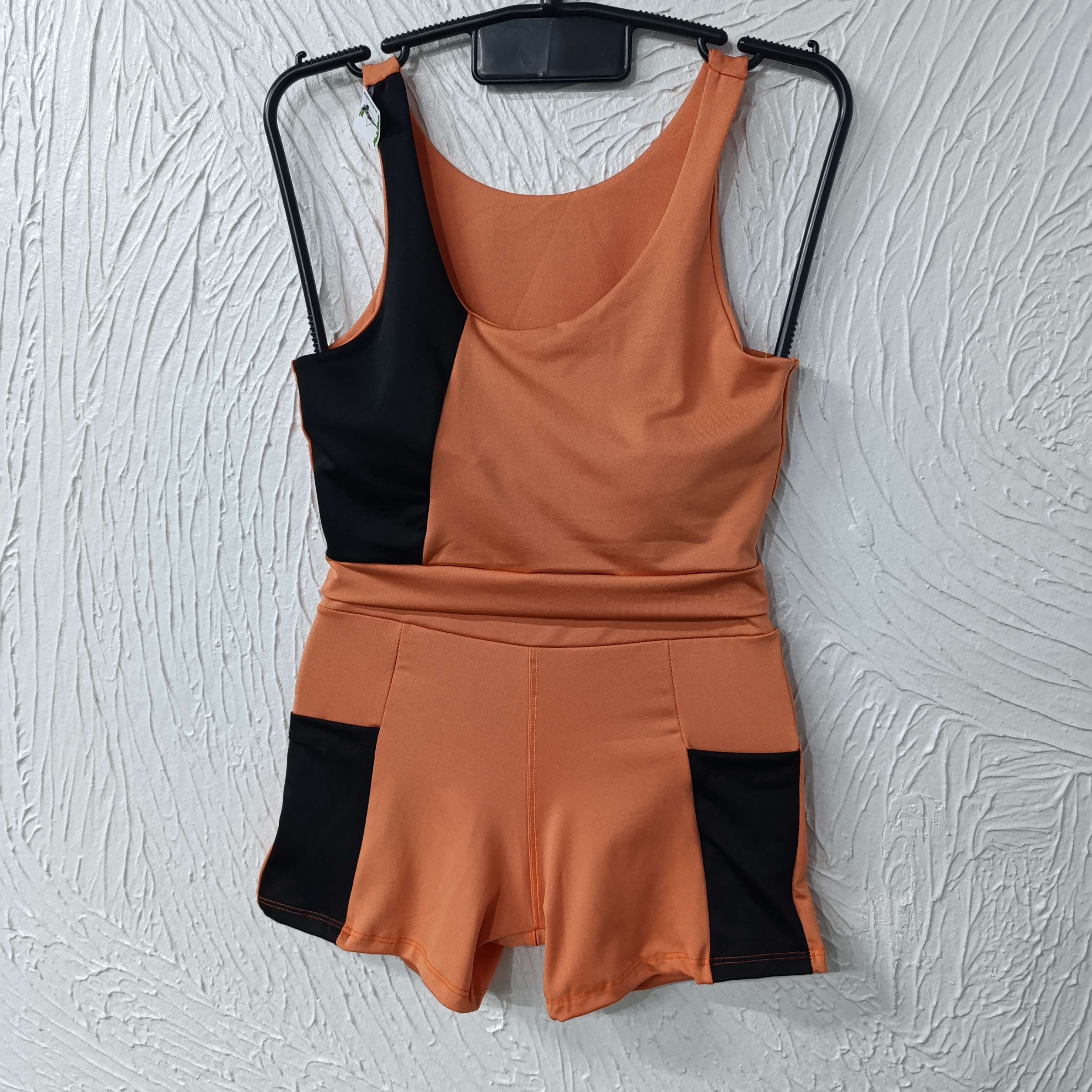 Conjunto de Short M com bolso e bojo. Cor salmão/PRETO