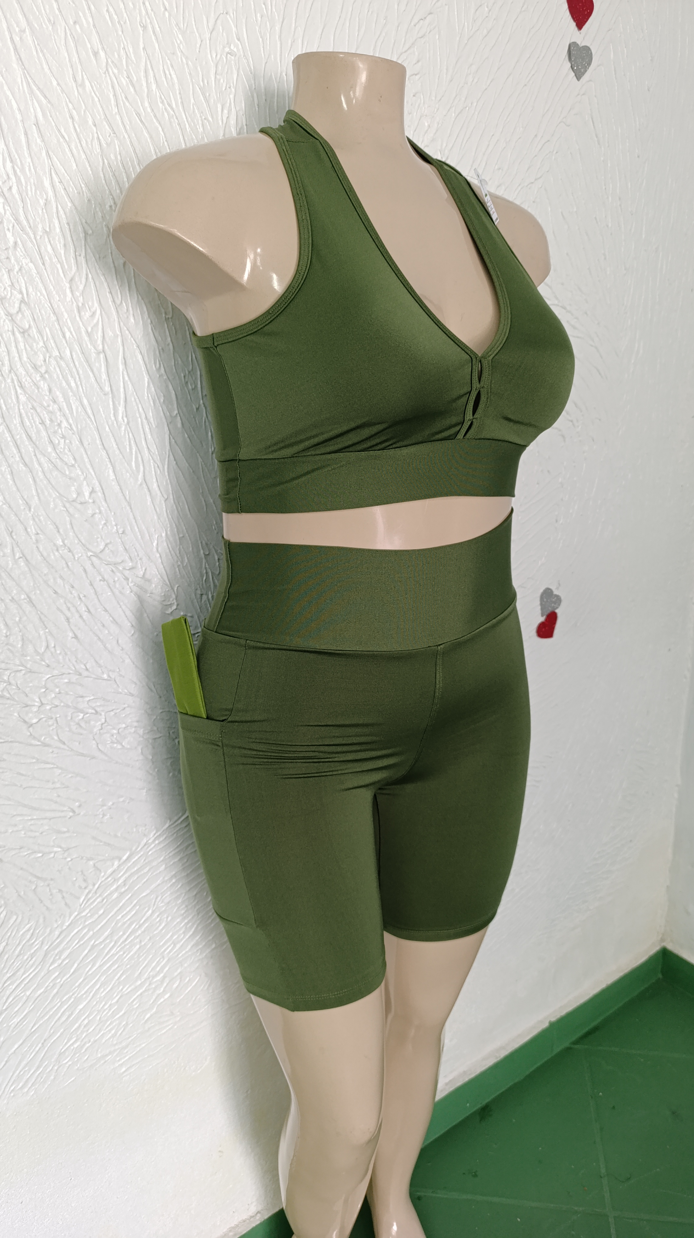 Conjunto de Short G. M. FORRADO. C/Bojo. Bolsos. Cor: verde militar