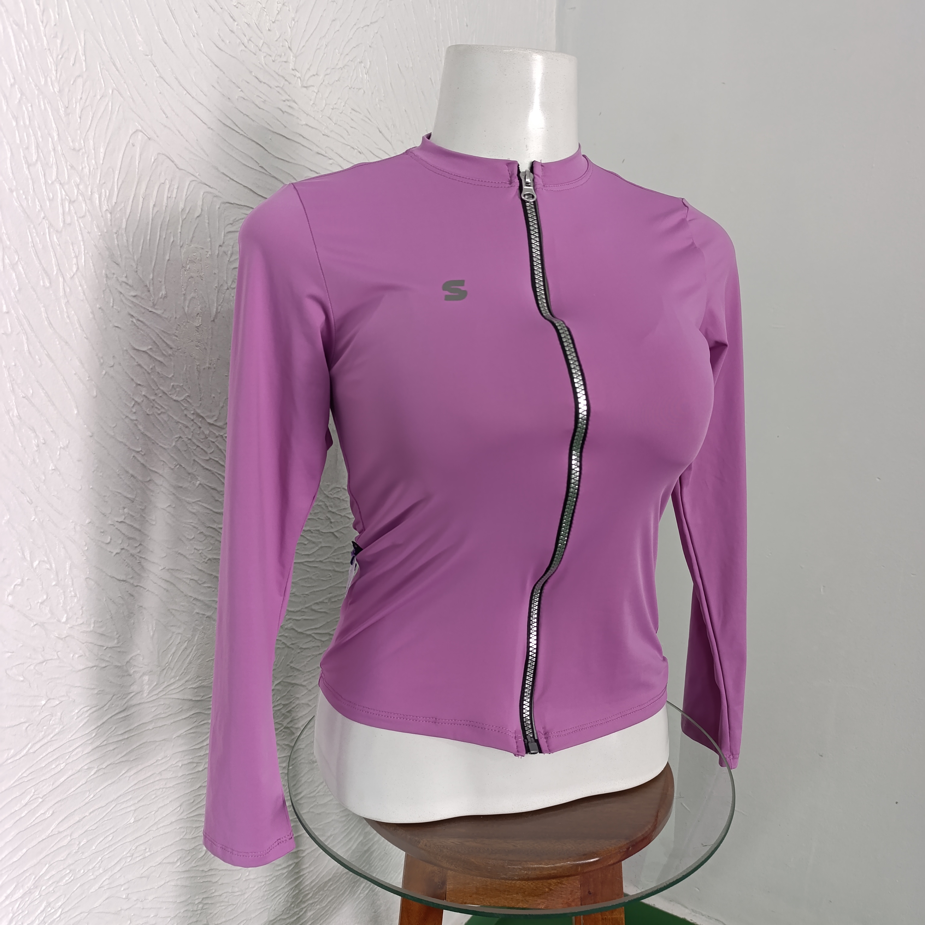 Casaquinho P UV com zíper. Cor Lilás