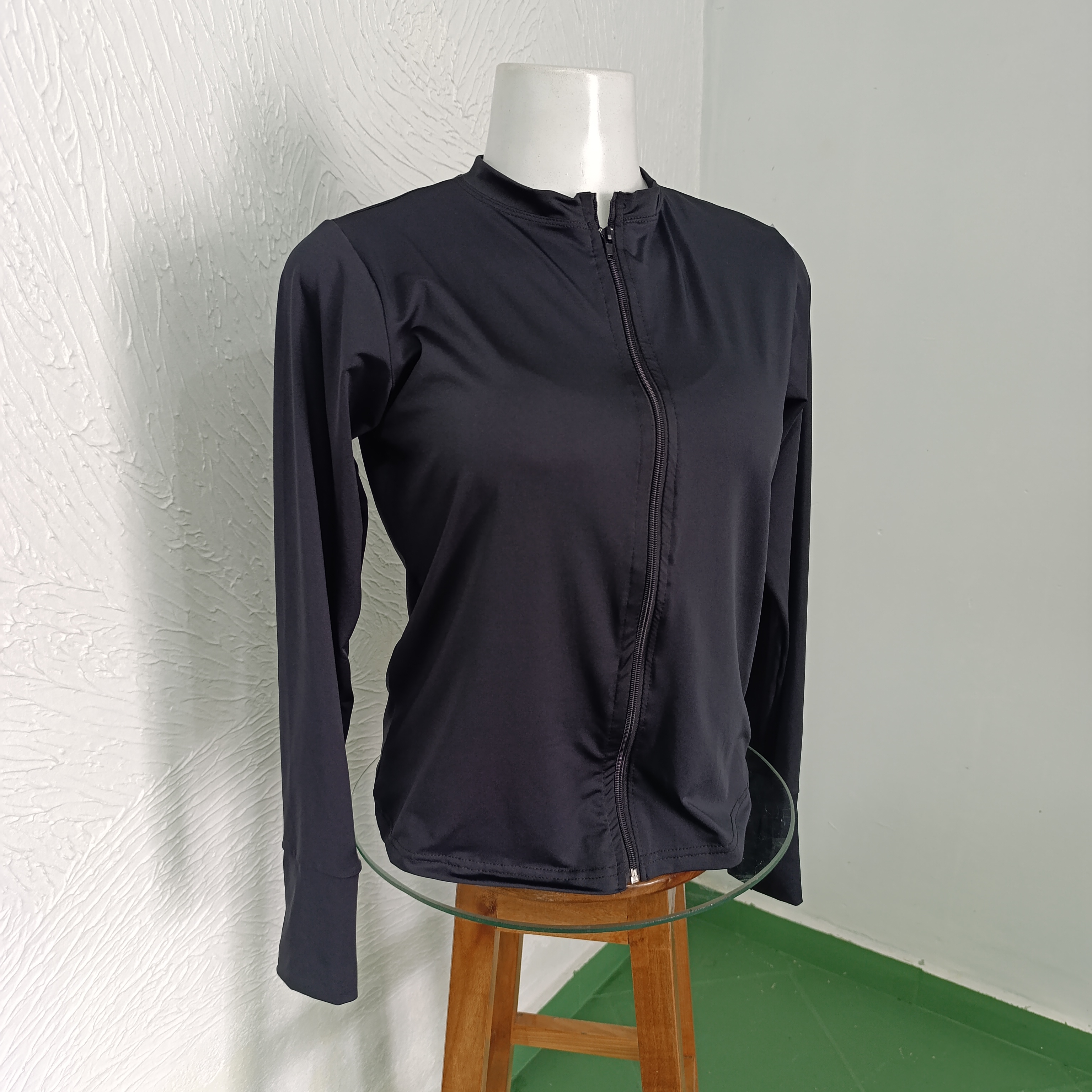 Casaquinho GG UV com zíper e dedal. Cor PRETA