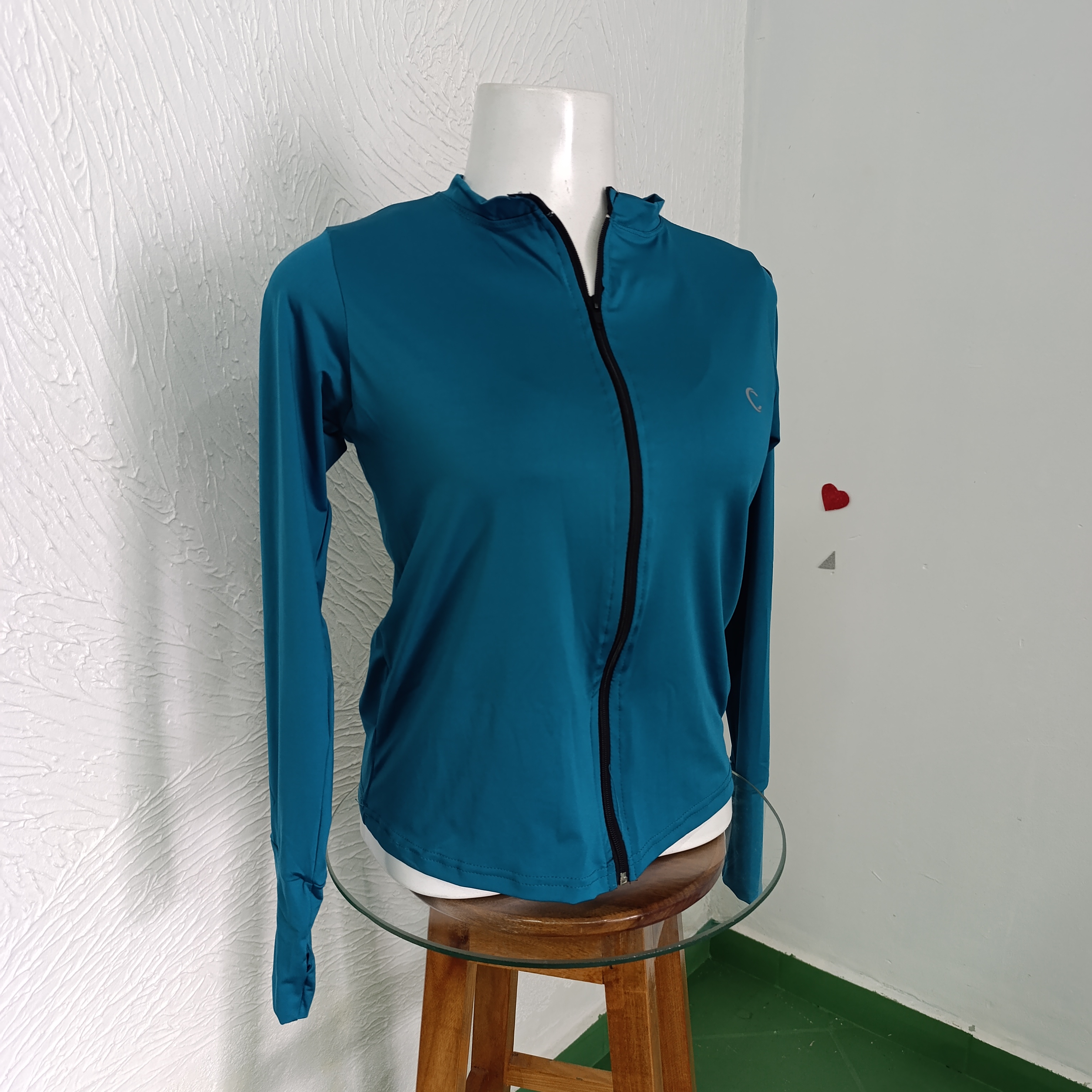 Casaquinho GG UV com zíper e dedal. Cor azul petróleo