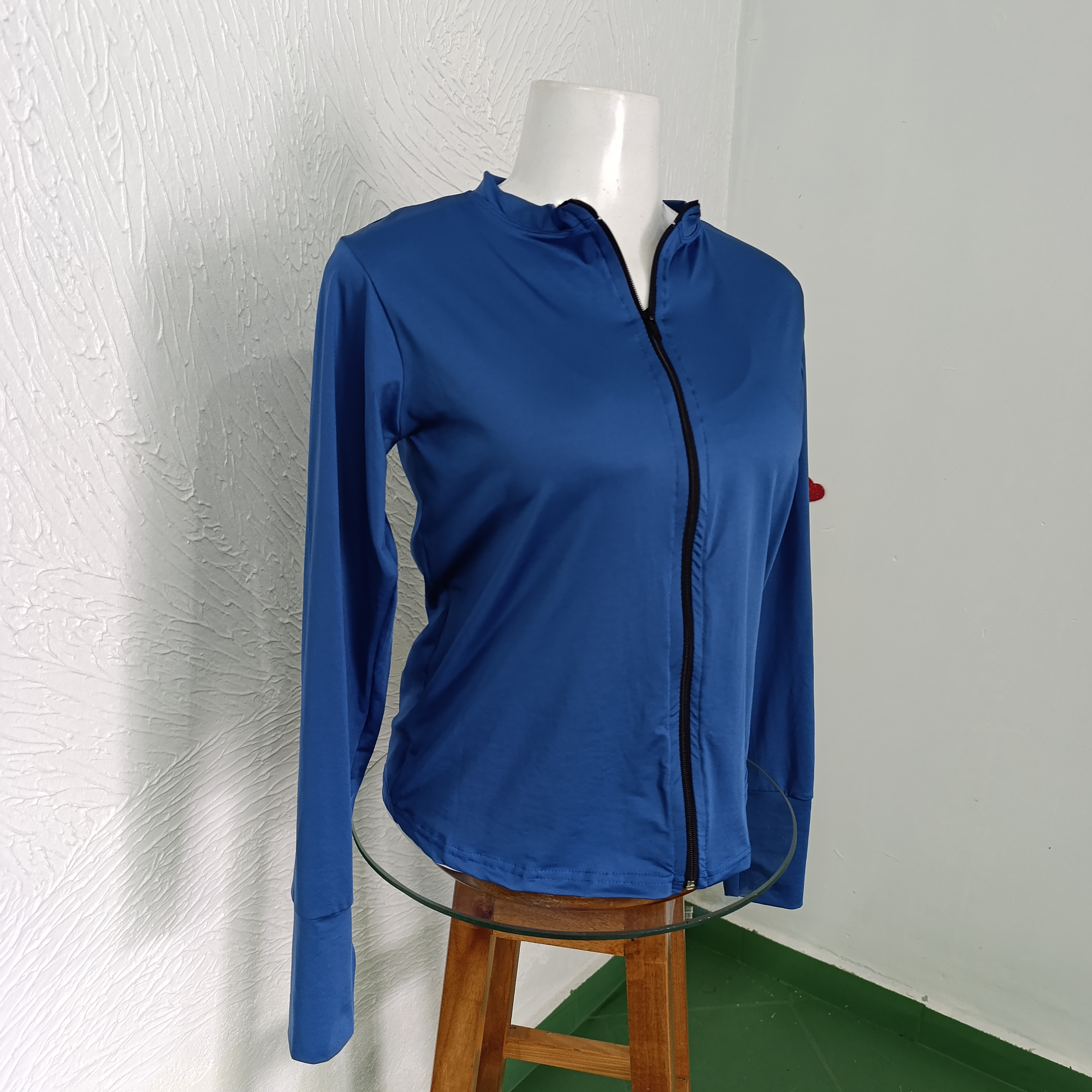 Casaquinho GG UV com zíper e dedal. Cor Azul