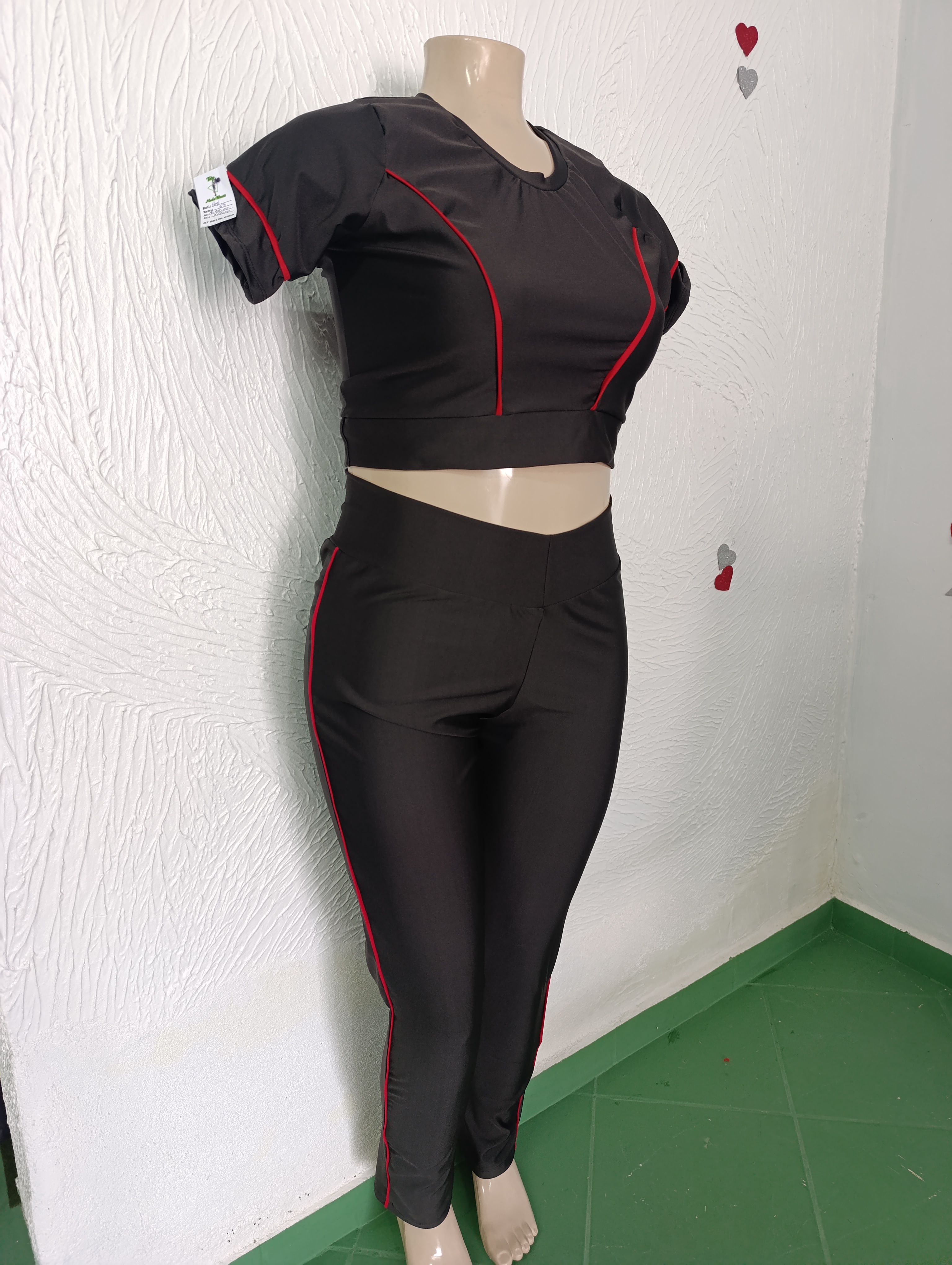 Conjunto de Legging G3 Com CROPPED. Cor PRETA viés Vermelho