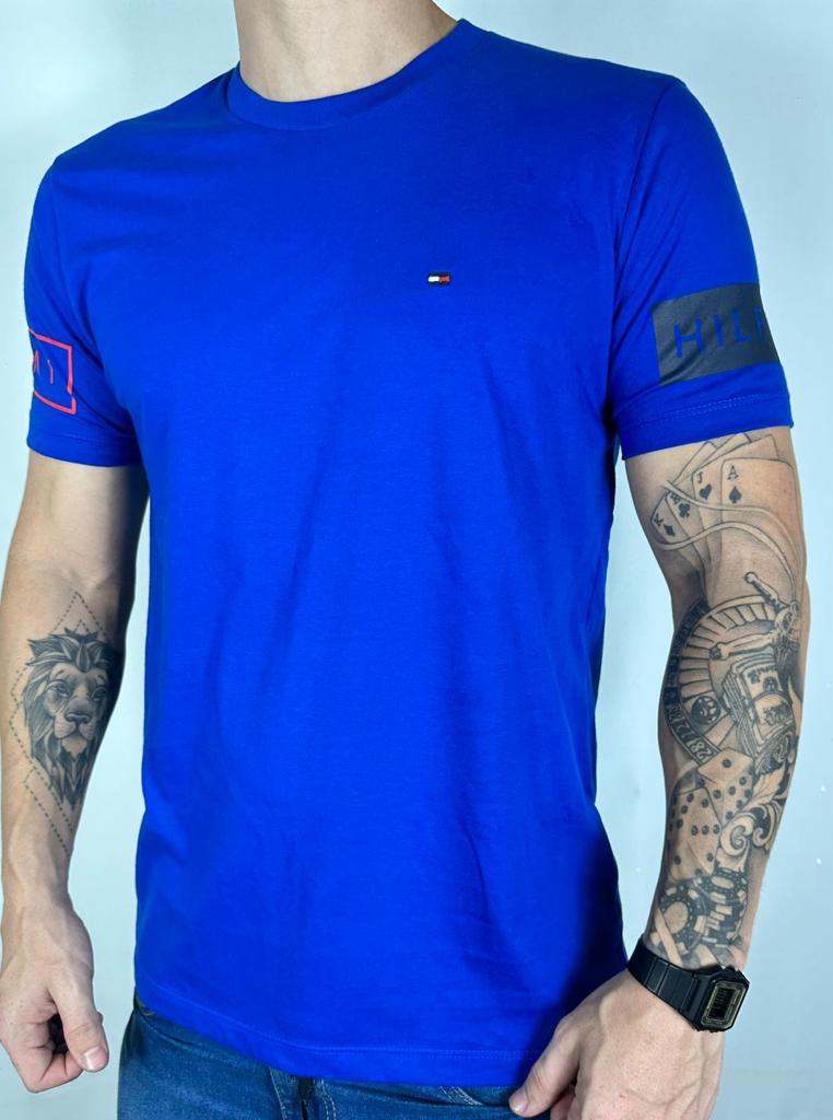Camiseta Peruana Tommy Hilfiger Azul Com Nome Nas Mangas
