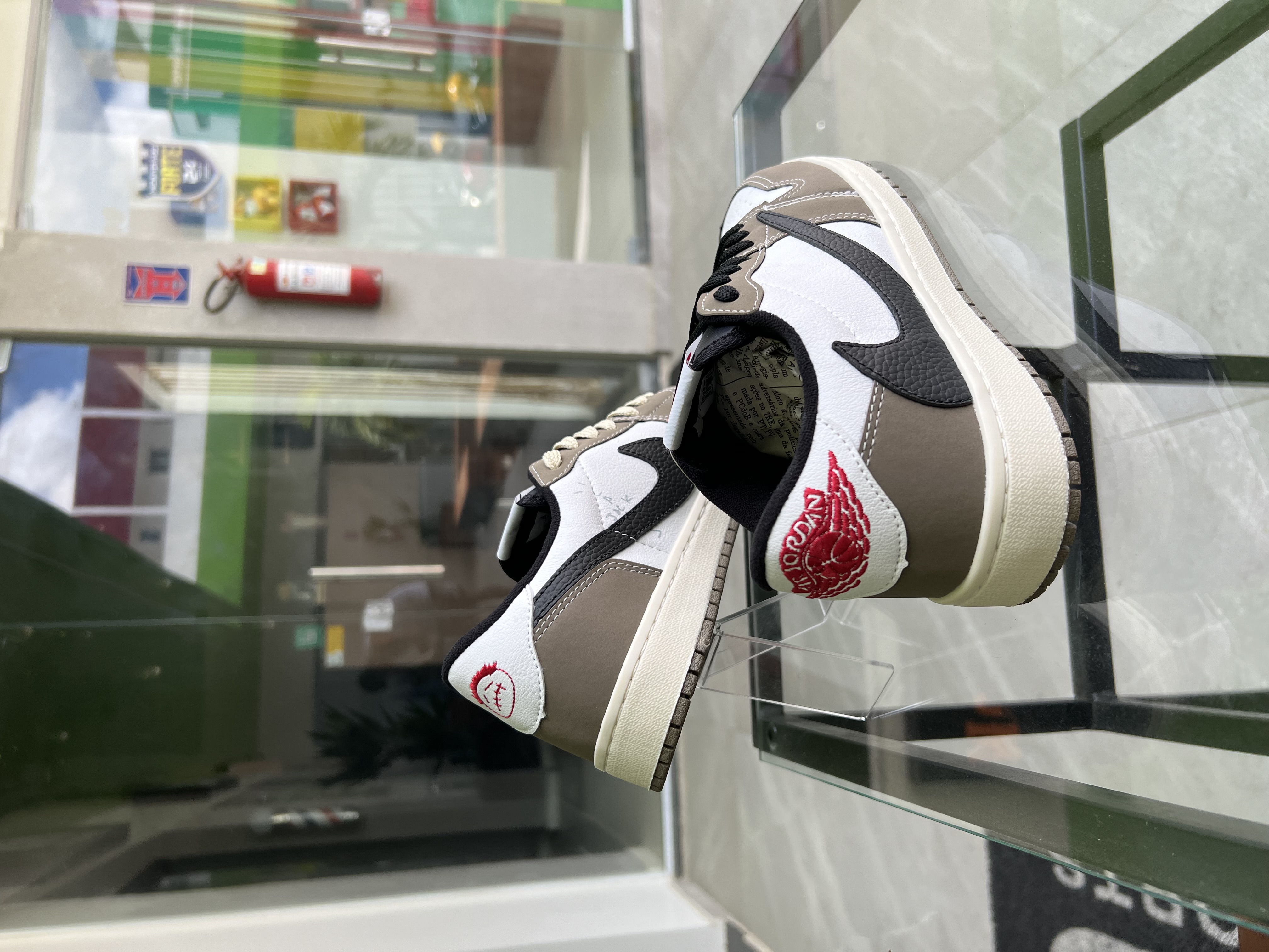 Tenis Travis Scott Bege/Preto