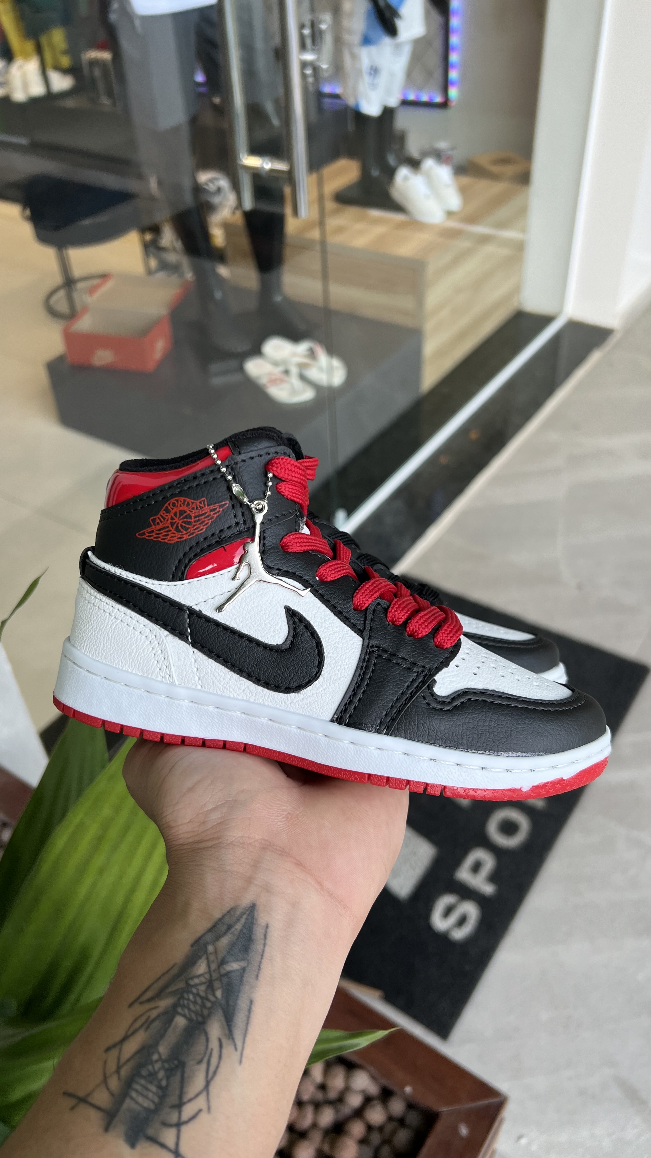 Botinha Jordan Preto/Branco/Vermelho