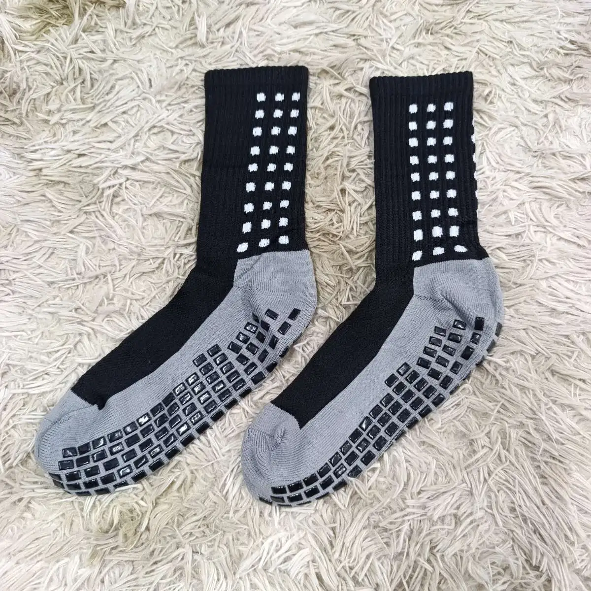 Meia Antiaderente. Cor: Preto/Branco 01