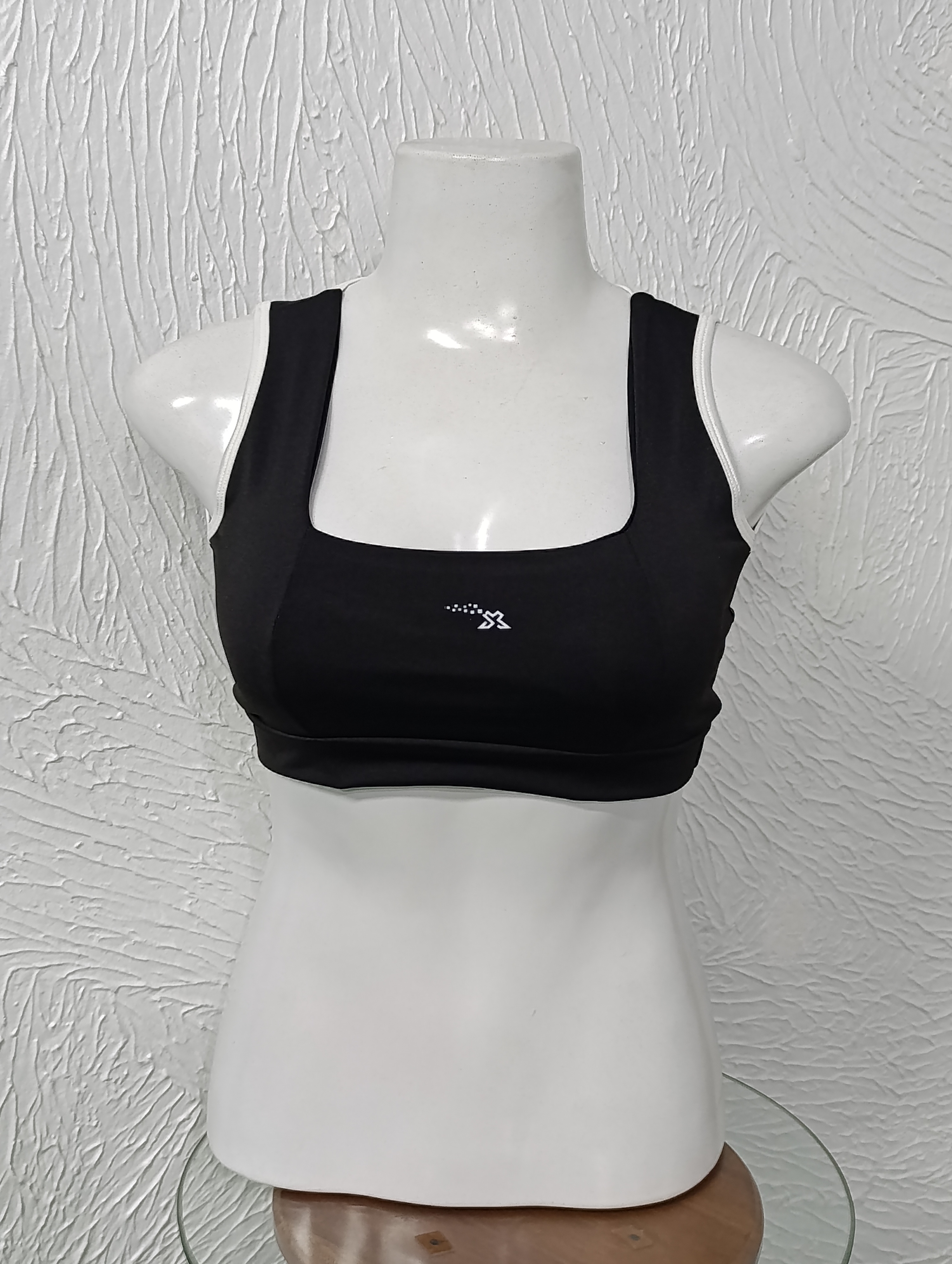 Top M. Com bojo. Cor Preto viés branco