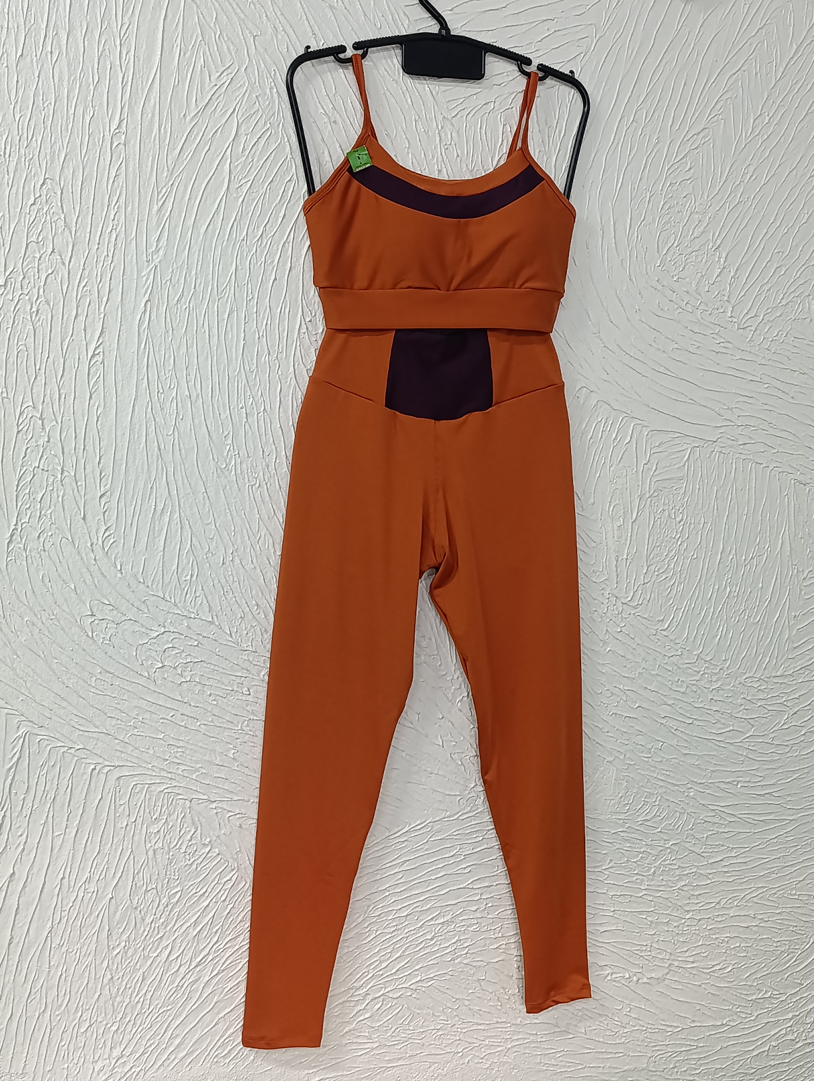Conjunto de Legging G. Top/bojo. Calça/forrada. Cor Terra Cota com roxo.