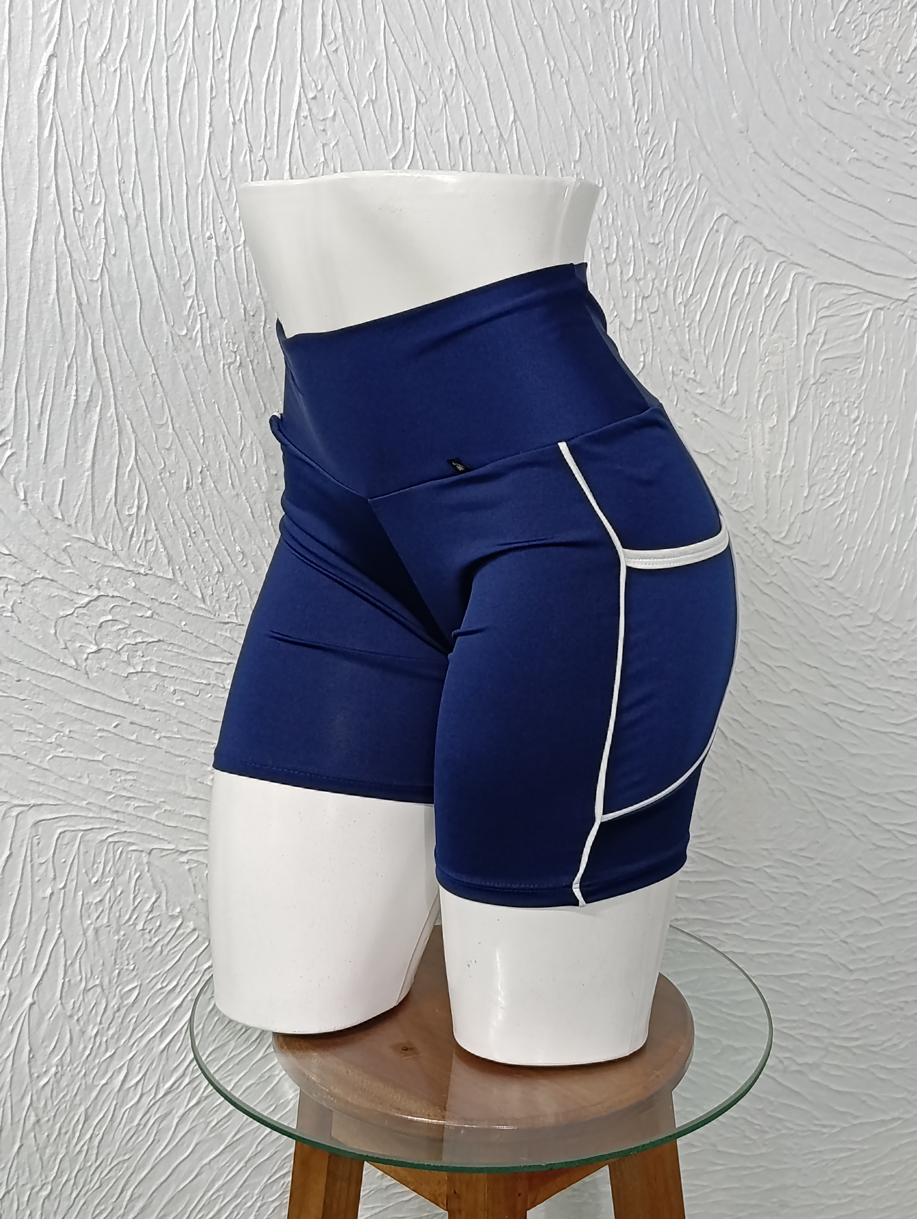 Short M. Com bolso. Forro no bumbum. Cor Marinho com viés branco