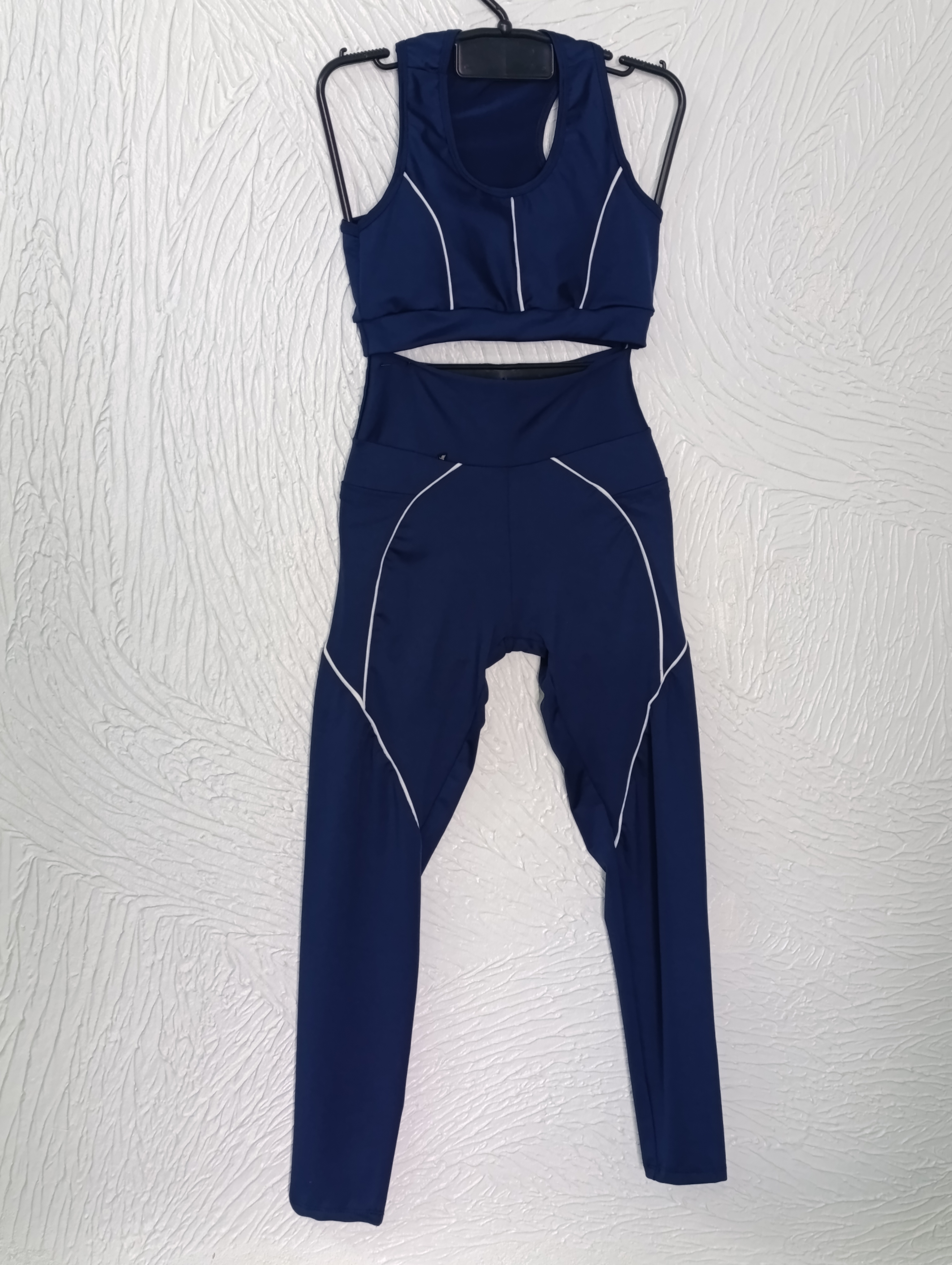 Conjunto de Legging G. Top com bojo. Lista fina de viés branco