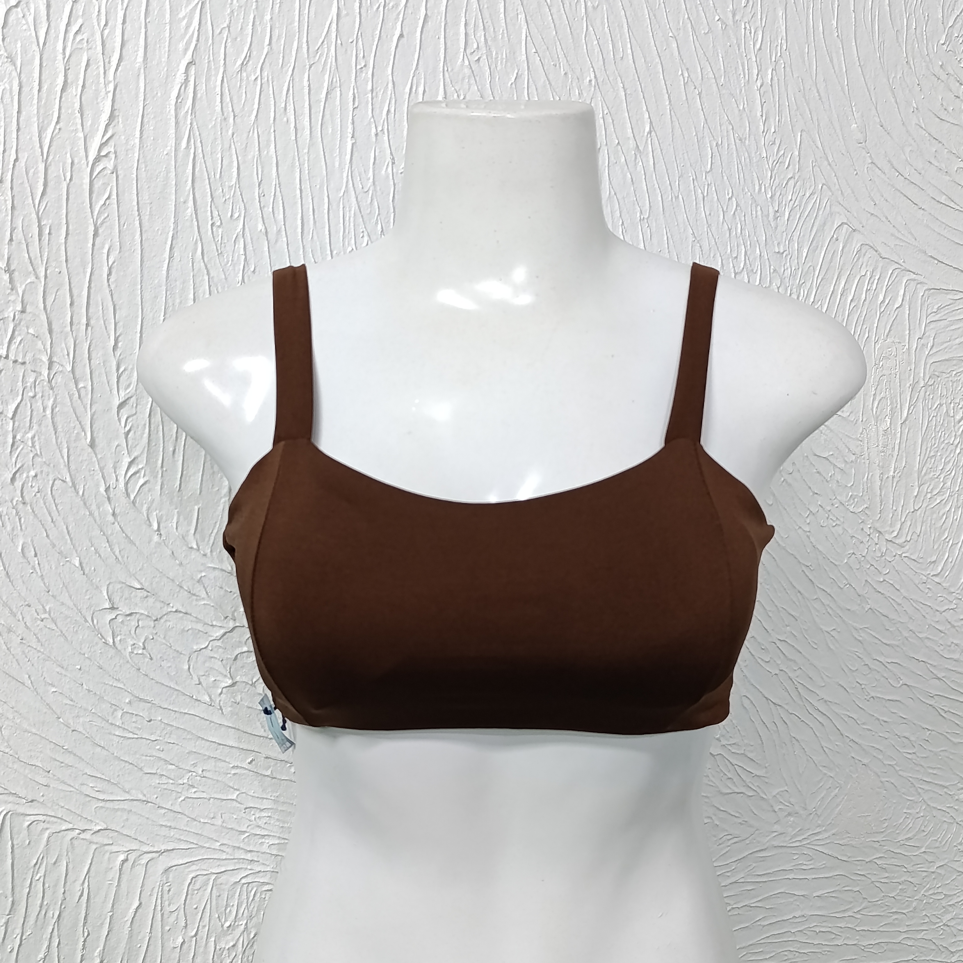 Top M com bojo. Cor MARROM.