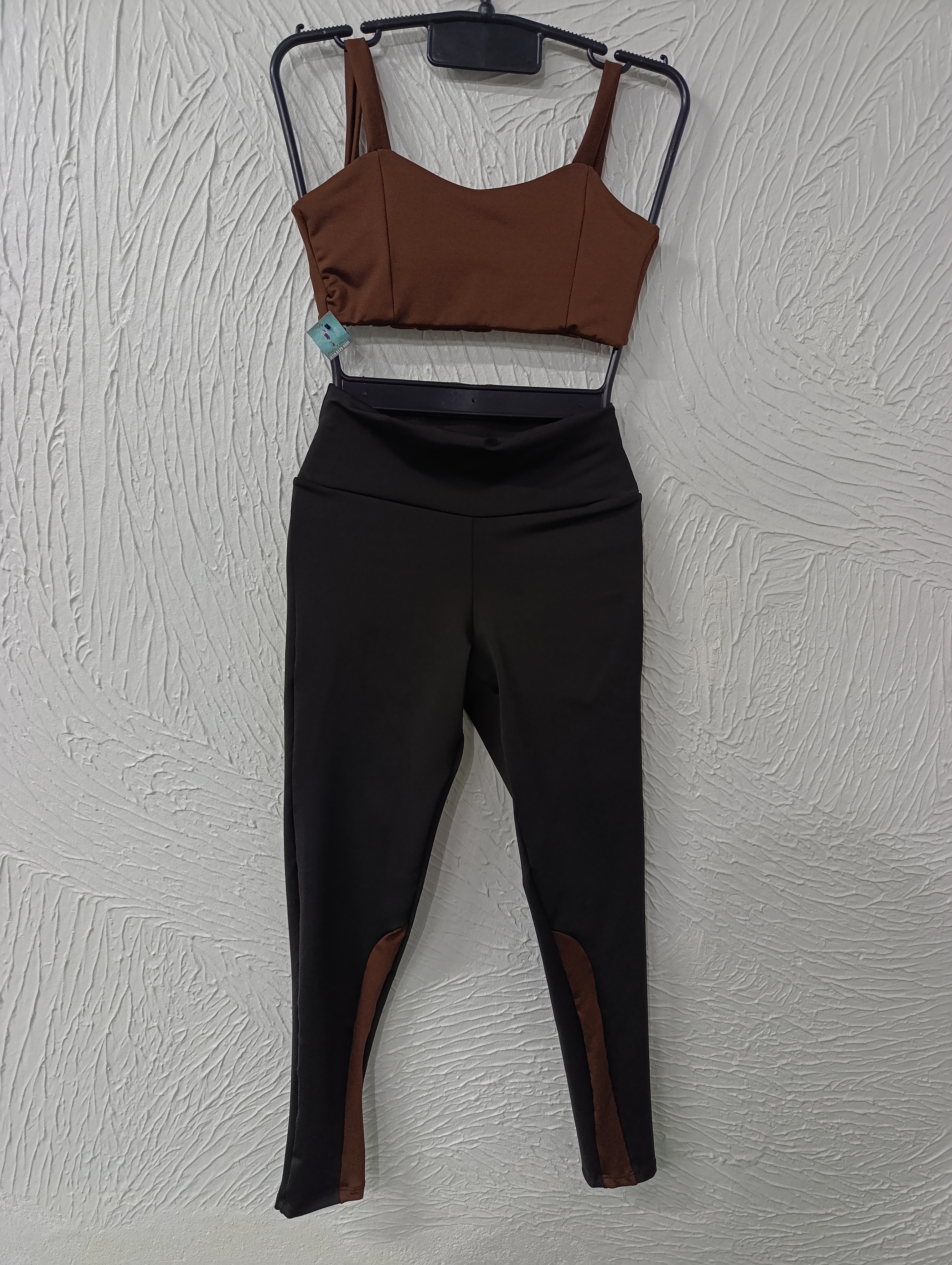 Conjunto de Legging P top com bojo. Elástico na cintura. Forrada. Cor: preto com marrom