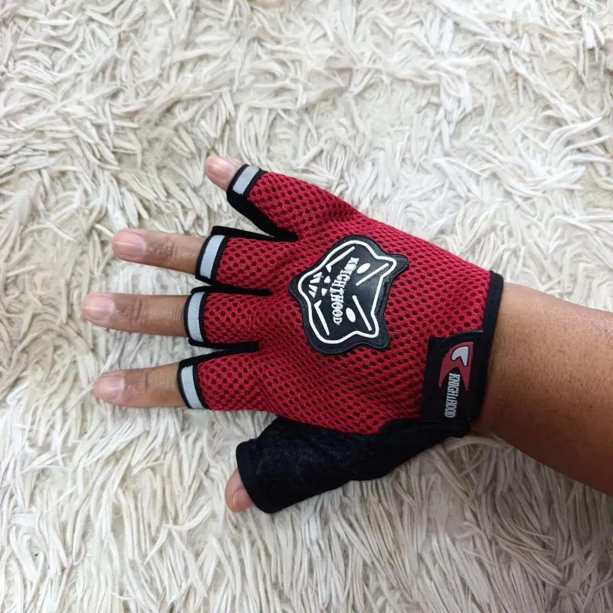 Luva esportiva. Cor: Preta/Vermelho. Serve para ciclismo também.