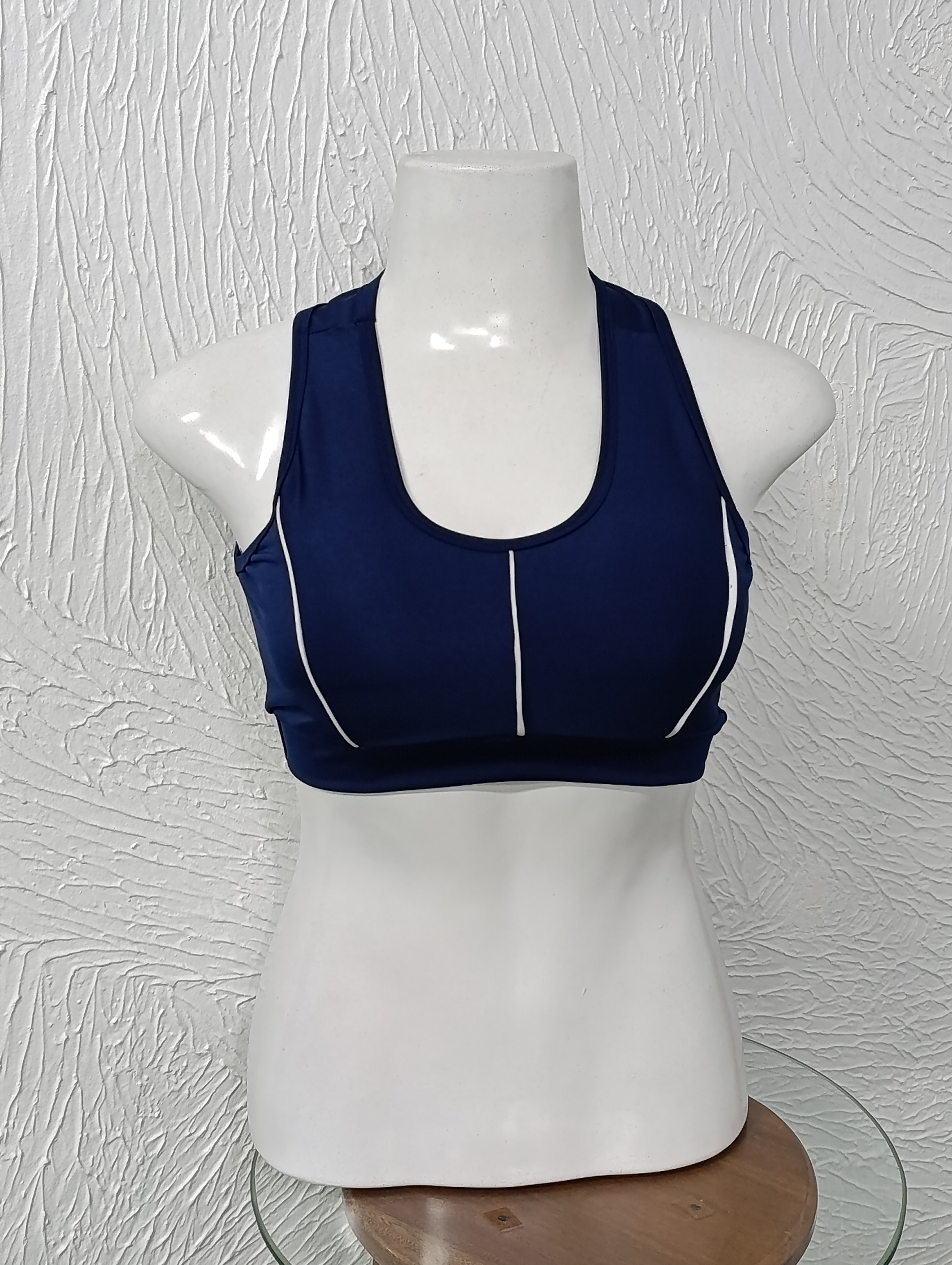 Top M com bojo. Marinho com viés branco