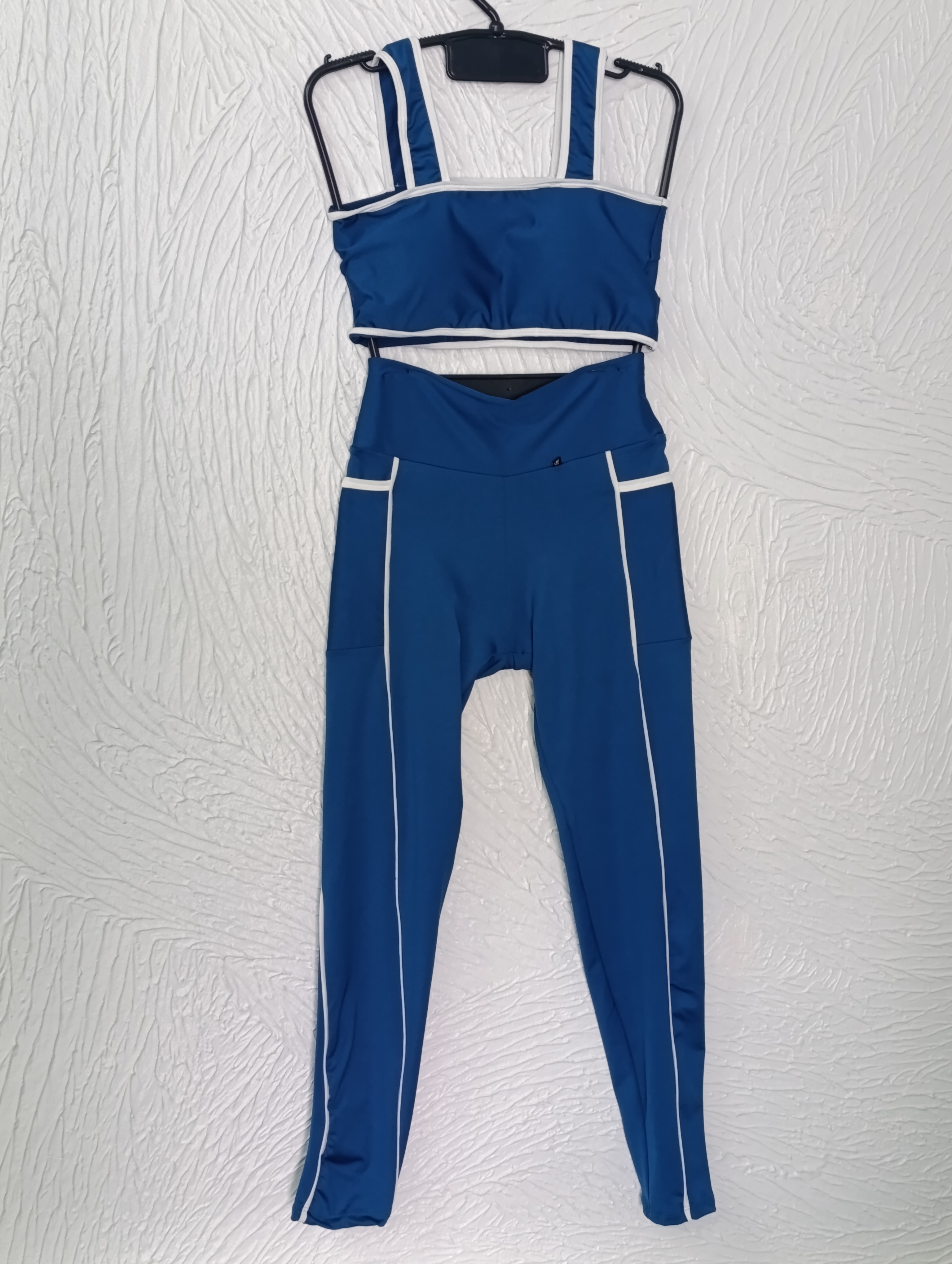 Conjunto de Legging M top com bojo. Calça forrada. Com Bolso. Cor azul com viés branco