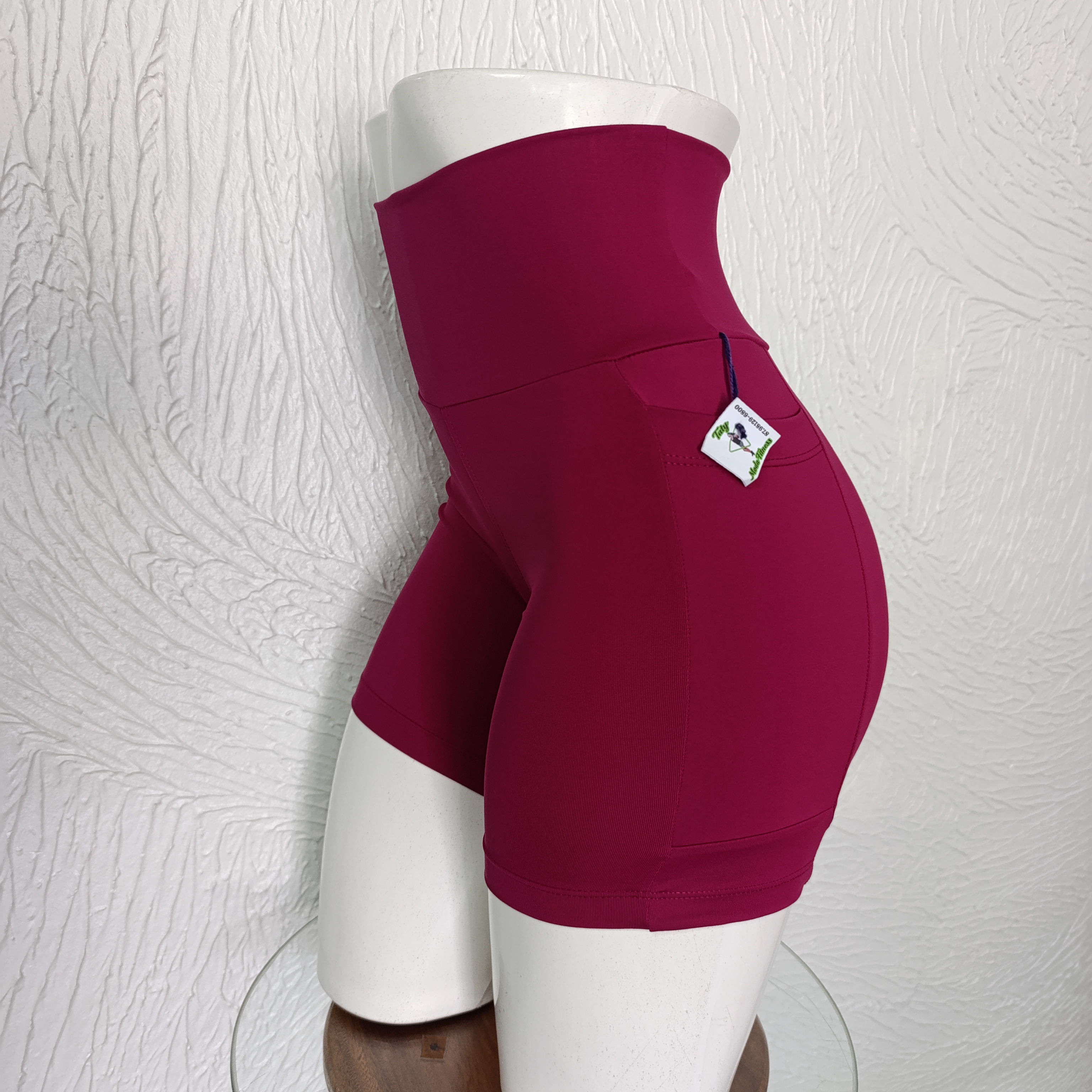 Short P. Poliamida. Com bolso. Cor: Vinho