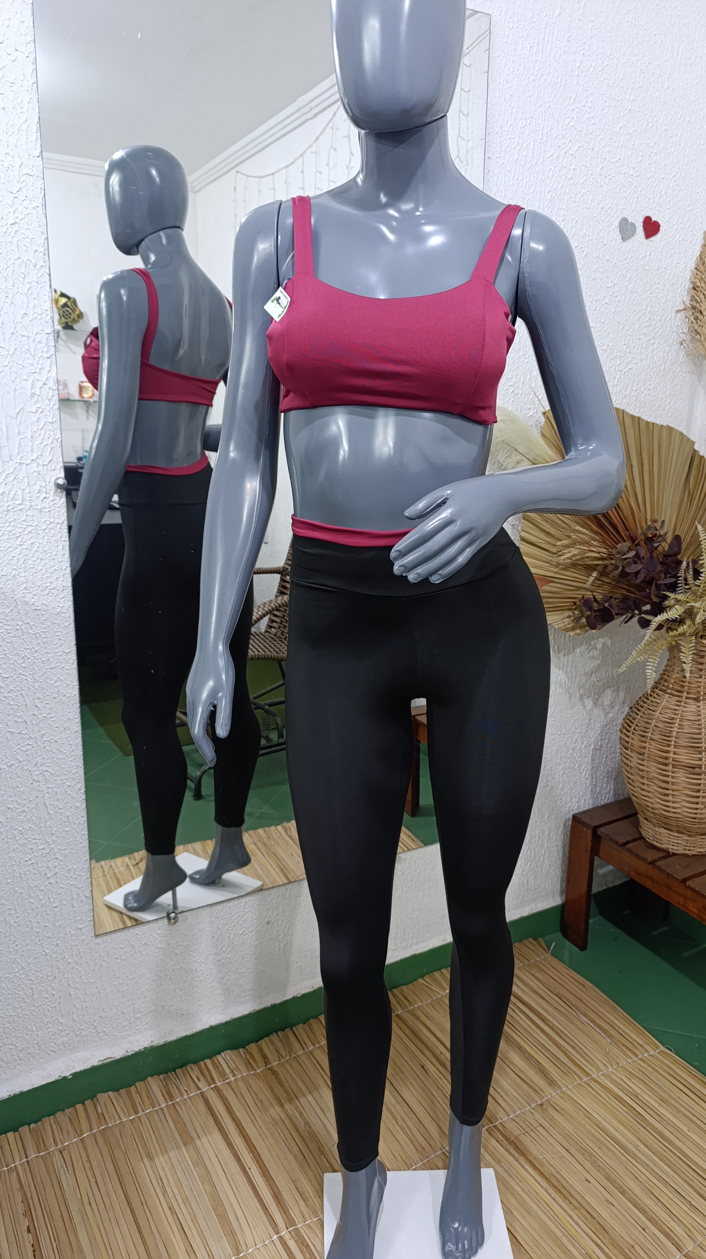 Conjunto de Legging P forrada. Cor: Preto com Vinho