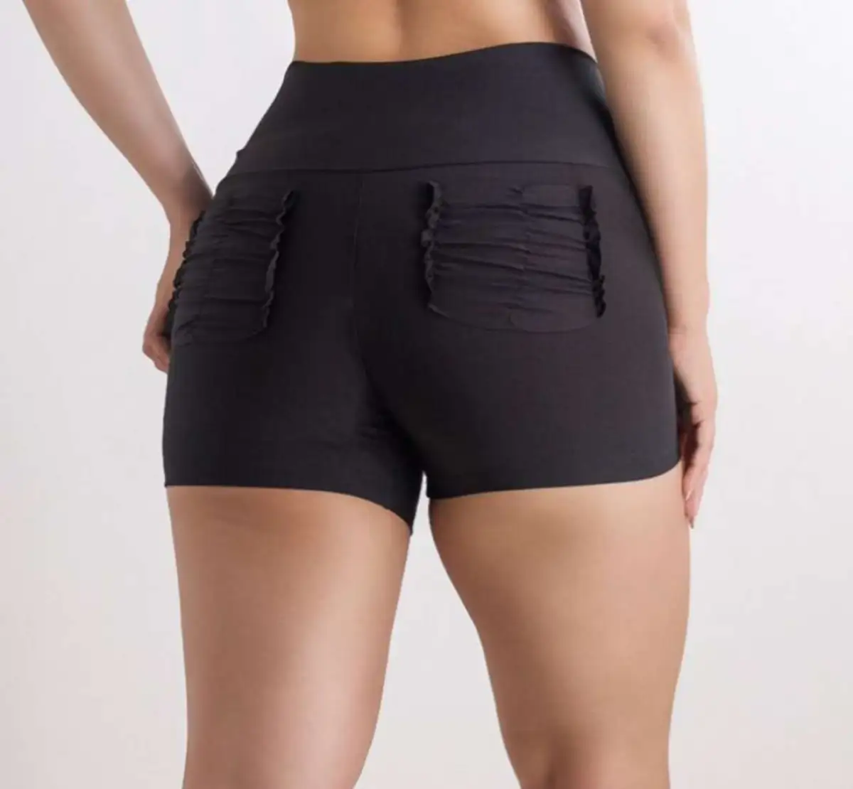 Short M. Com bolso no bumbum. Cor: PRETO
