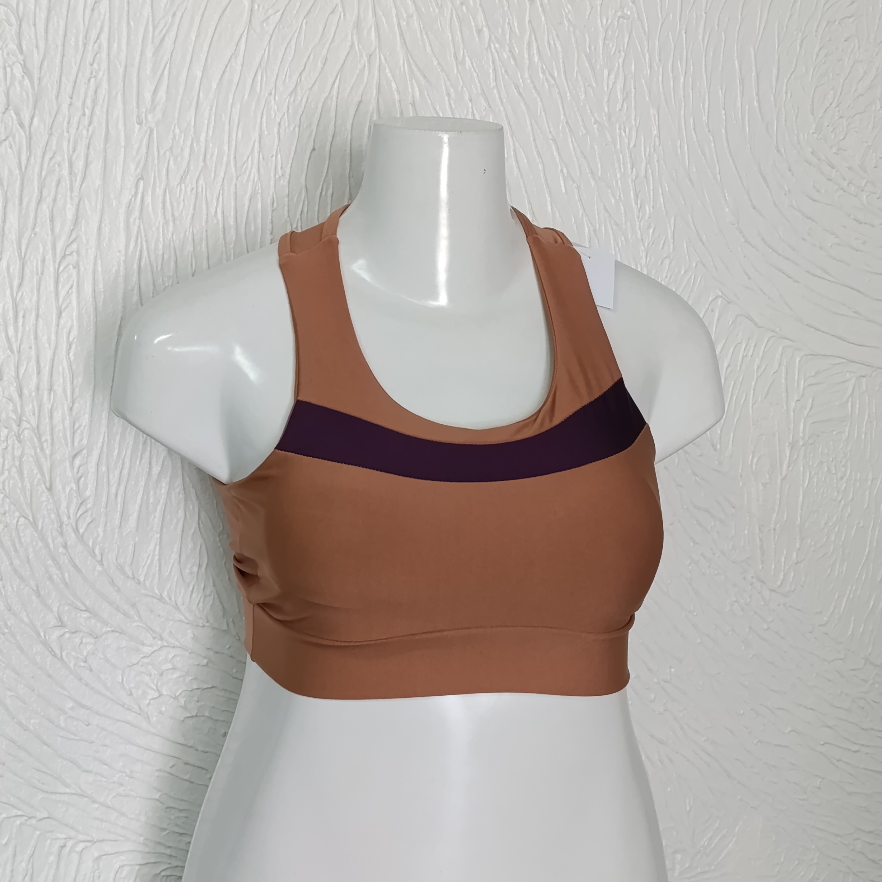 Top GG com bojo. Cor bege com roxo